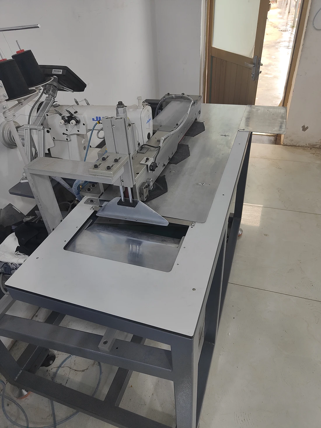 Jeans equipment pocket rolling machine /A machine that rolls up the pockets of jeans