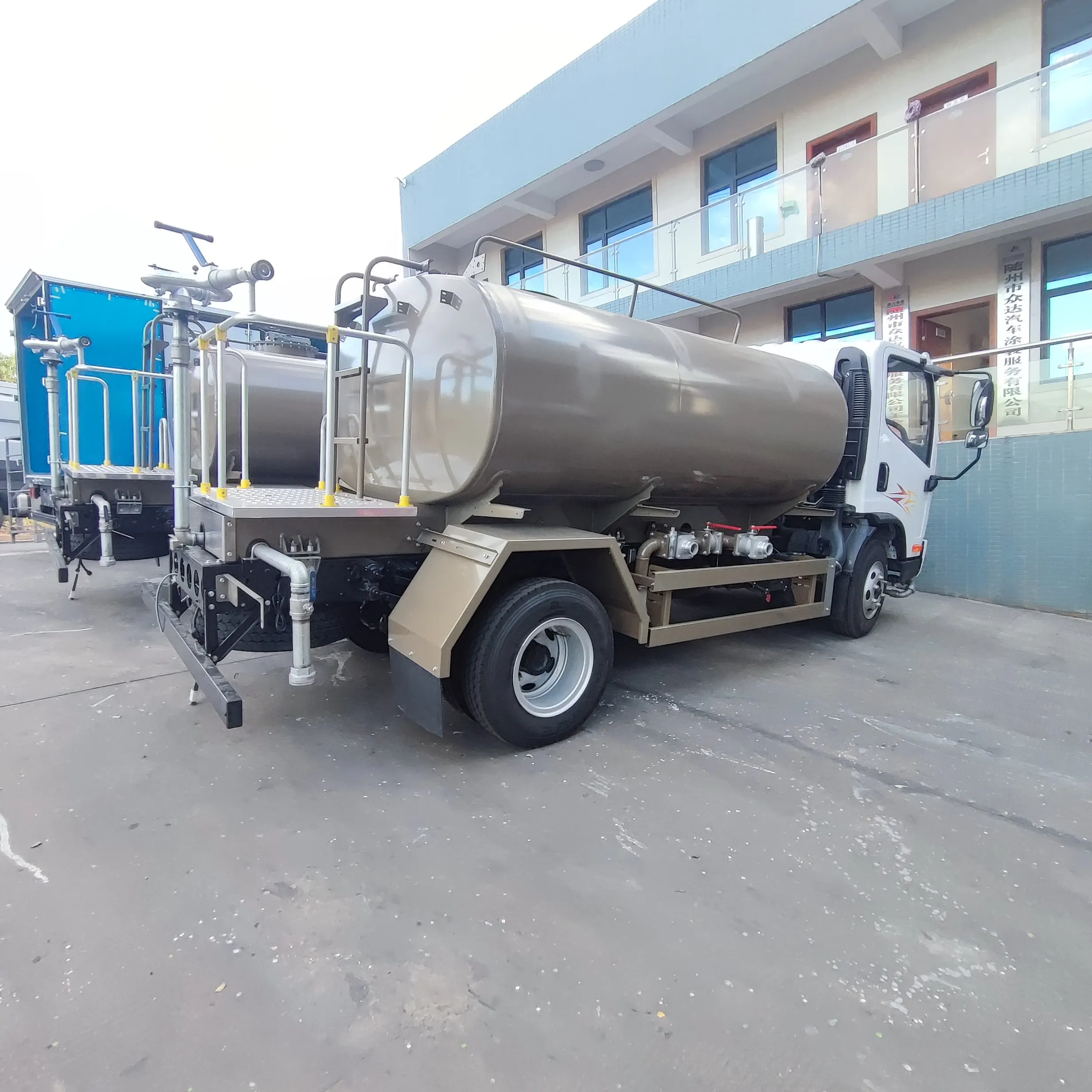 FAW Water Truck Low Price Water Transport Truck 6CBM Garden Greening Sprinklers Carbon Steel Sprinkler fire truck