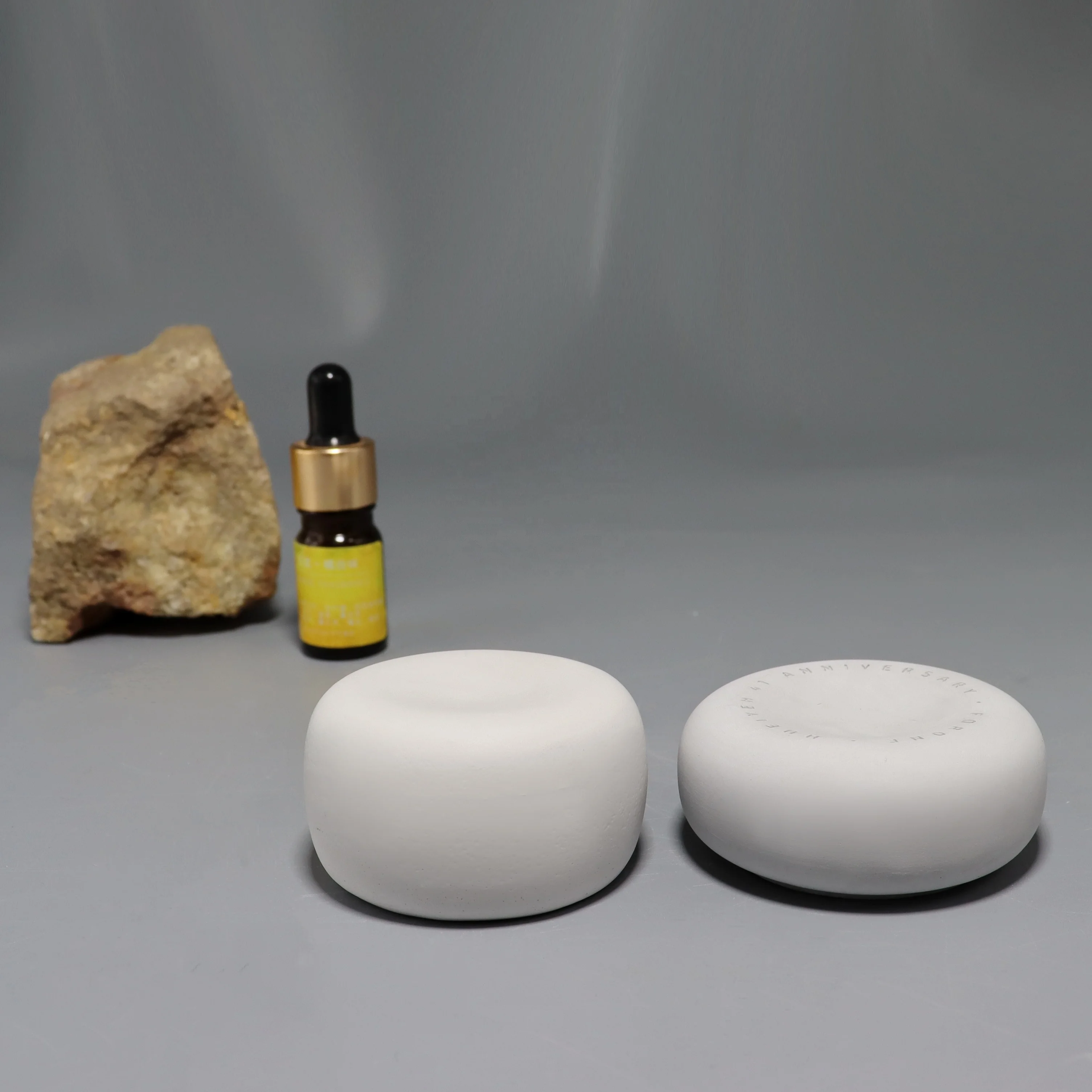 OEM White Diffuser Concave Structure Fragrance And Essential Oil Diffuser Aroma Stone Diffuser