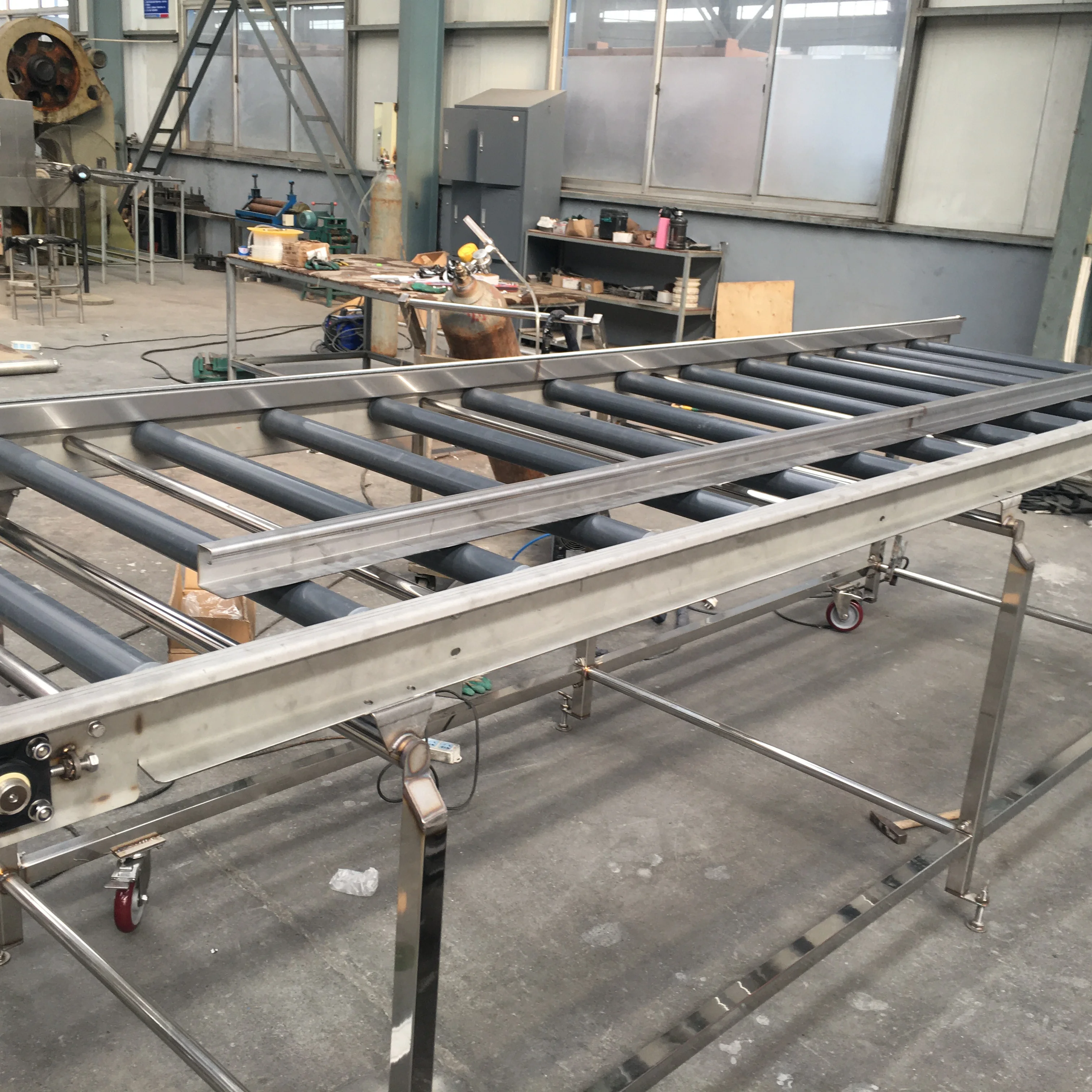 Ленточный конвейер из нержавеющей стали 304 для резки и разборки каркаса в свиной бойне