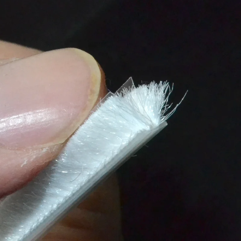 finned brush seal with fin in the middle for sliding door