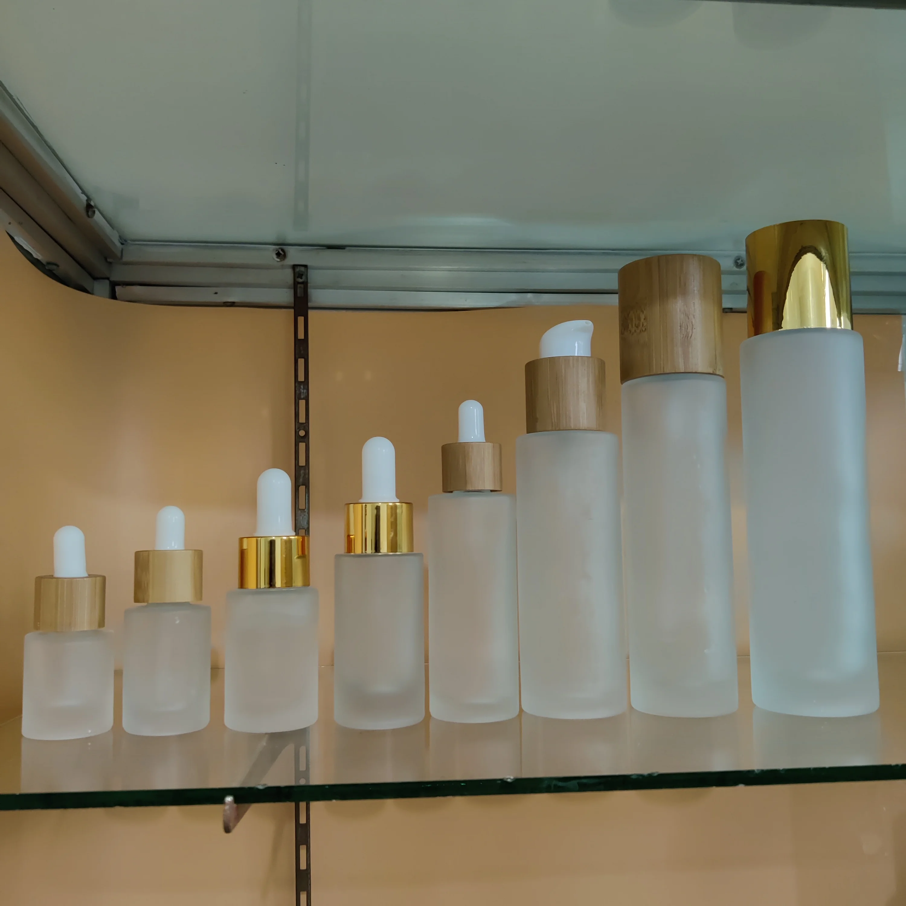 High quality 1 oz 1/2 oz 1 fl oz 2 oz 4 oz bamboo pump/dropper empty  frosted round  glass bottles for cosmetics