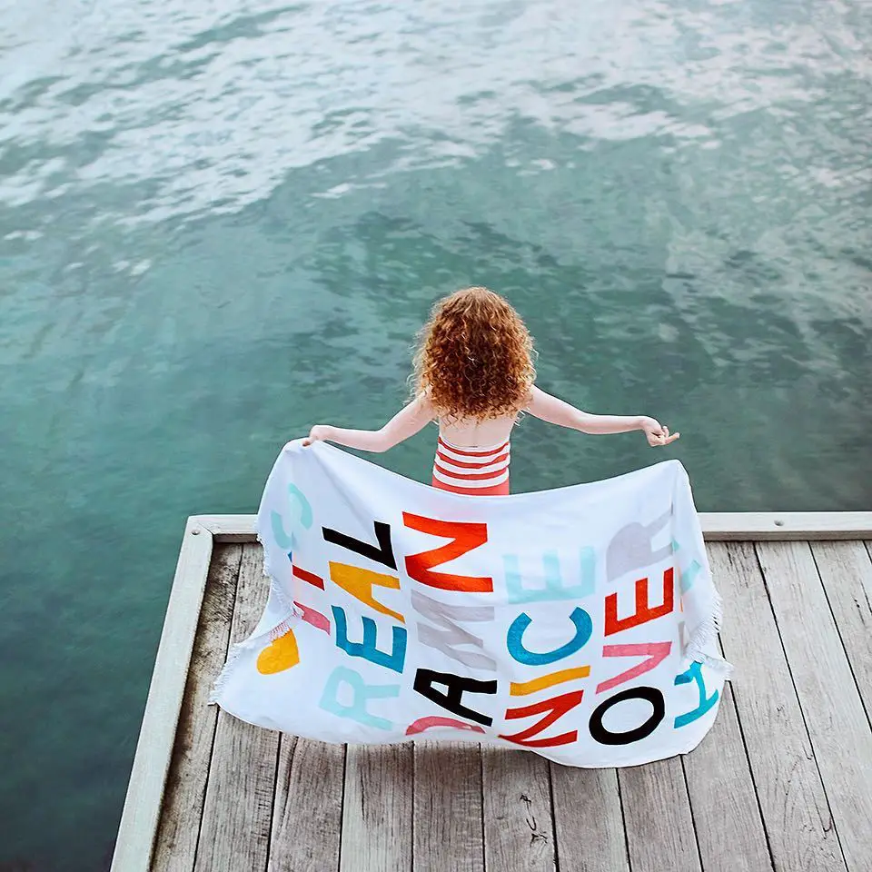 Customized Sand Free Super Absorbent Microfiber Suede Beach Towel with Bag