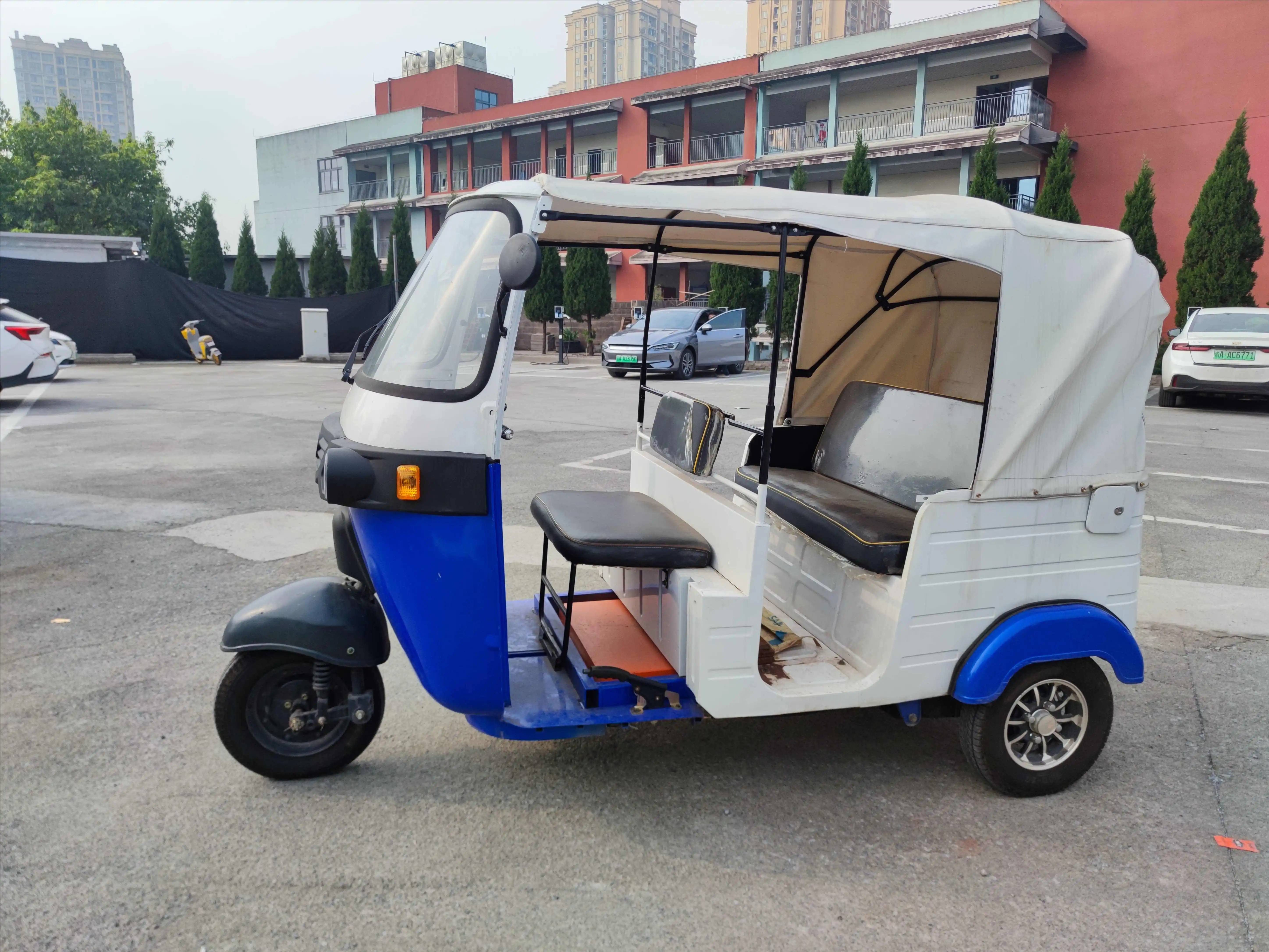 Bajaj High-Speed 1000W Electric Rickshaw Cheap Adult Passenger 60v Cabin Motor Taxi with Reverse Trike & Reverse Closed for EEC