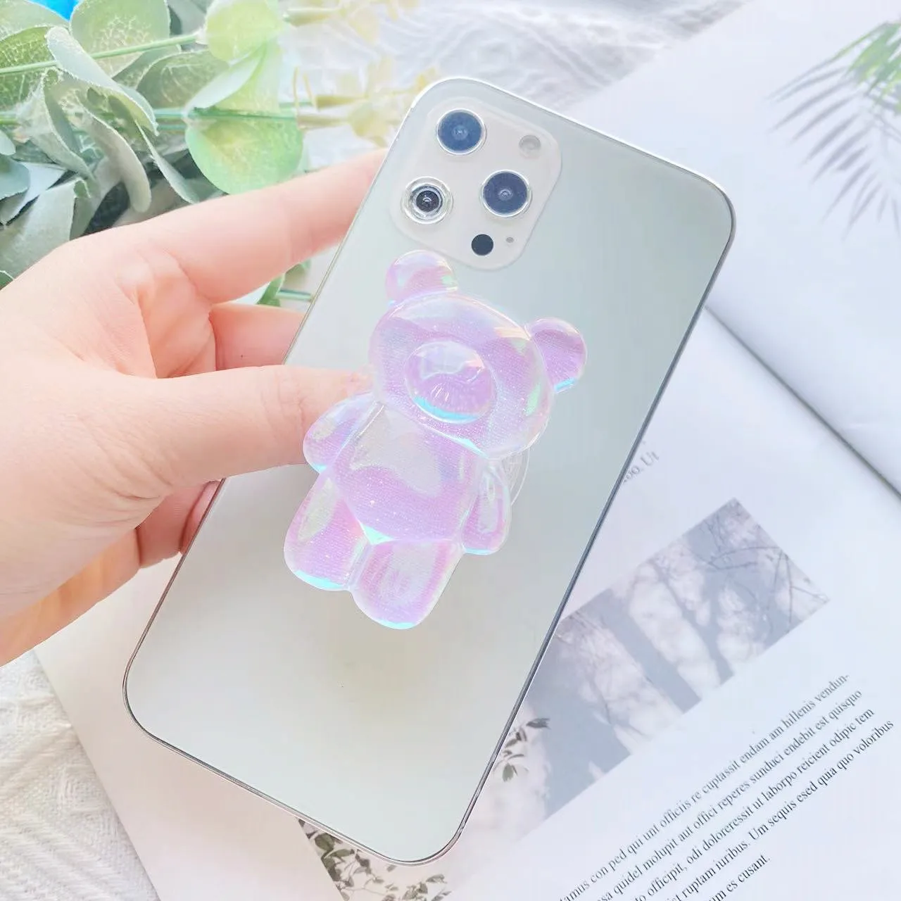 INS Popular Epoxy Resin 3D Crystal Bear Mobile Phone Holder Transparent Eject Phone Grip Phone Socket Custom Logo