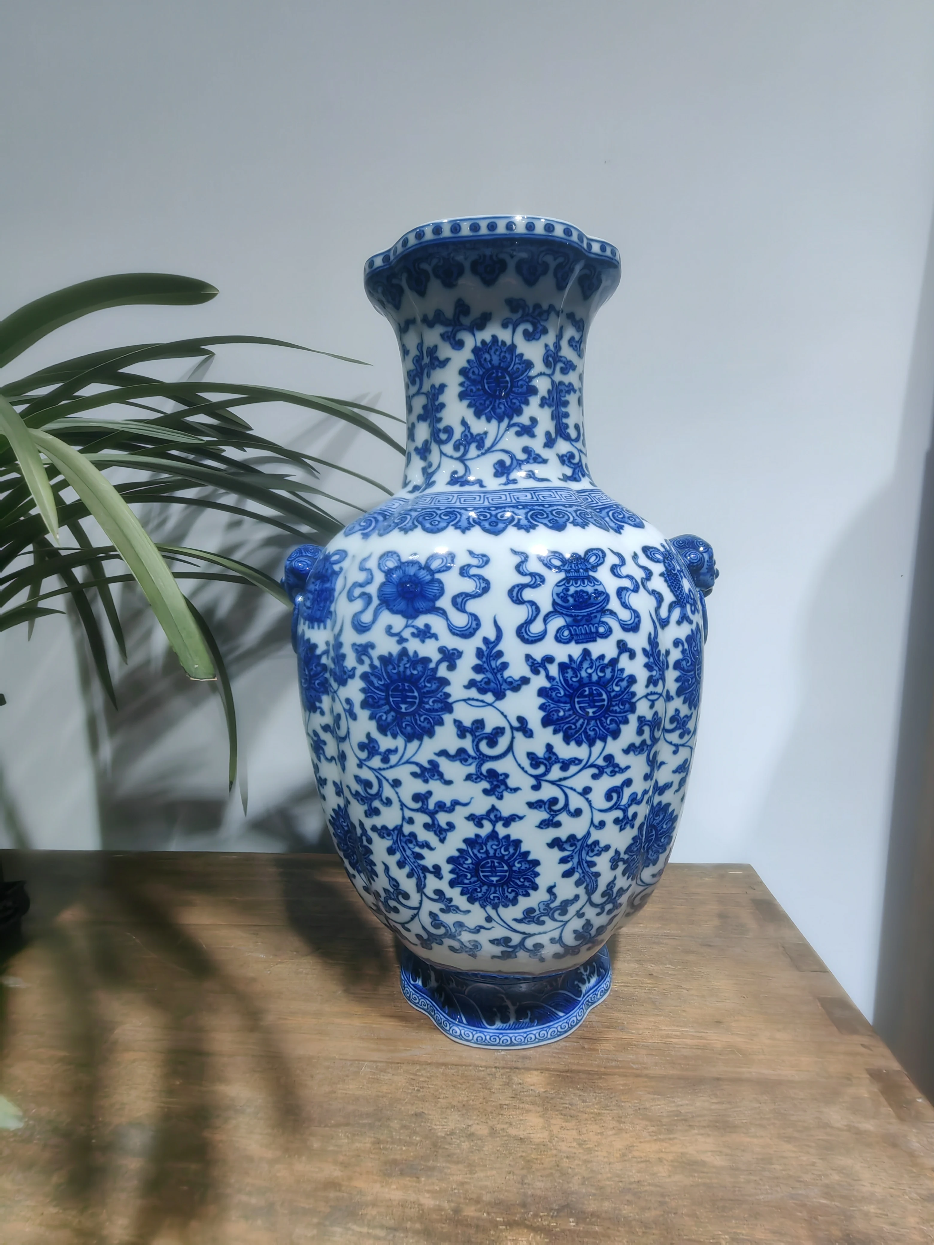 High quality classic Chinese blue and white porcelain vase for home decoration