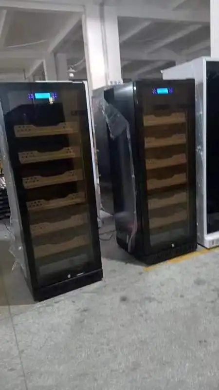 High Quality 1400 Cigar Cabinet Commercial Cigar Display Smoke Room Custom Led Light Large Upright Cigar Cabinet