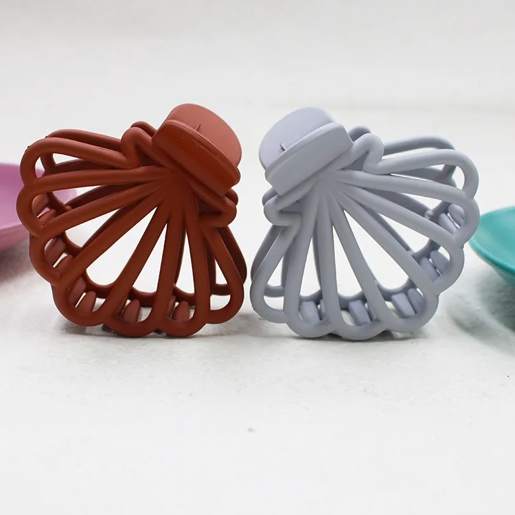 YT Hot Sale Elegant Candy Color Claw Clamp for Women Thick Hair Small Plastic Matte Shell Shape Cute Hair Claw Clips for Women