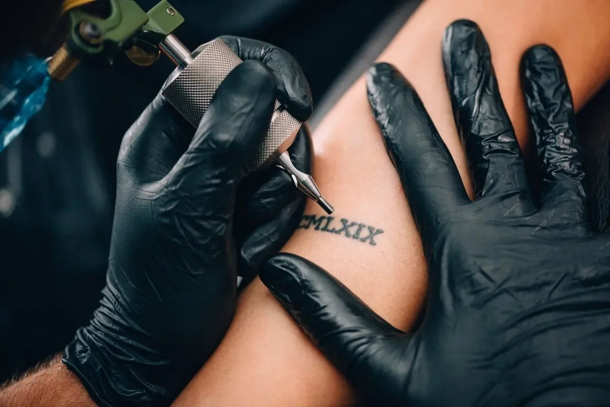 YiGlove Disposable 6mil Black Food Grade Pvc Rubber Latex Nitrile Vinyl Gloves Boxes 100 Pcs for Tattoo Barber Kitchen