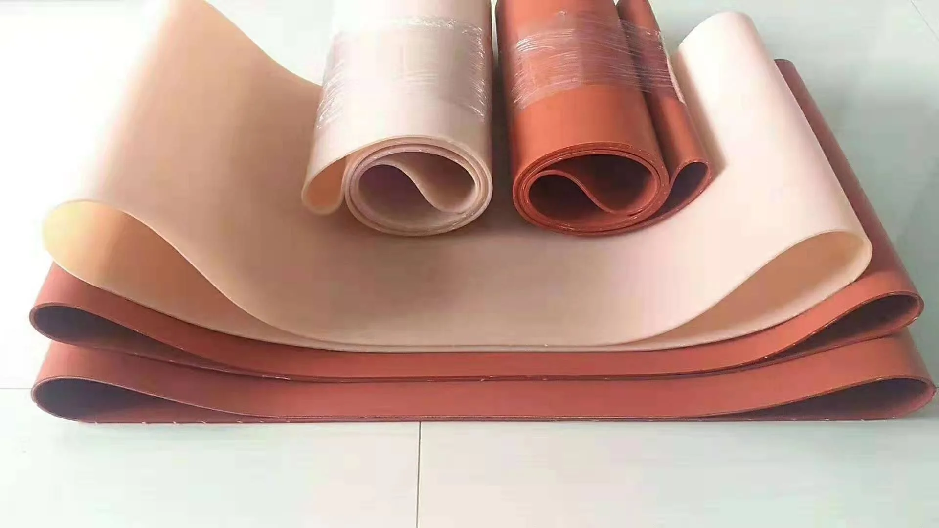 Heat resistant seamless silicone conveyor belt for zipper bag making machine