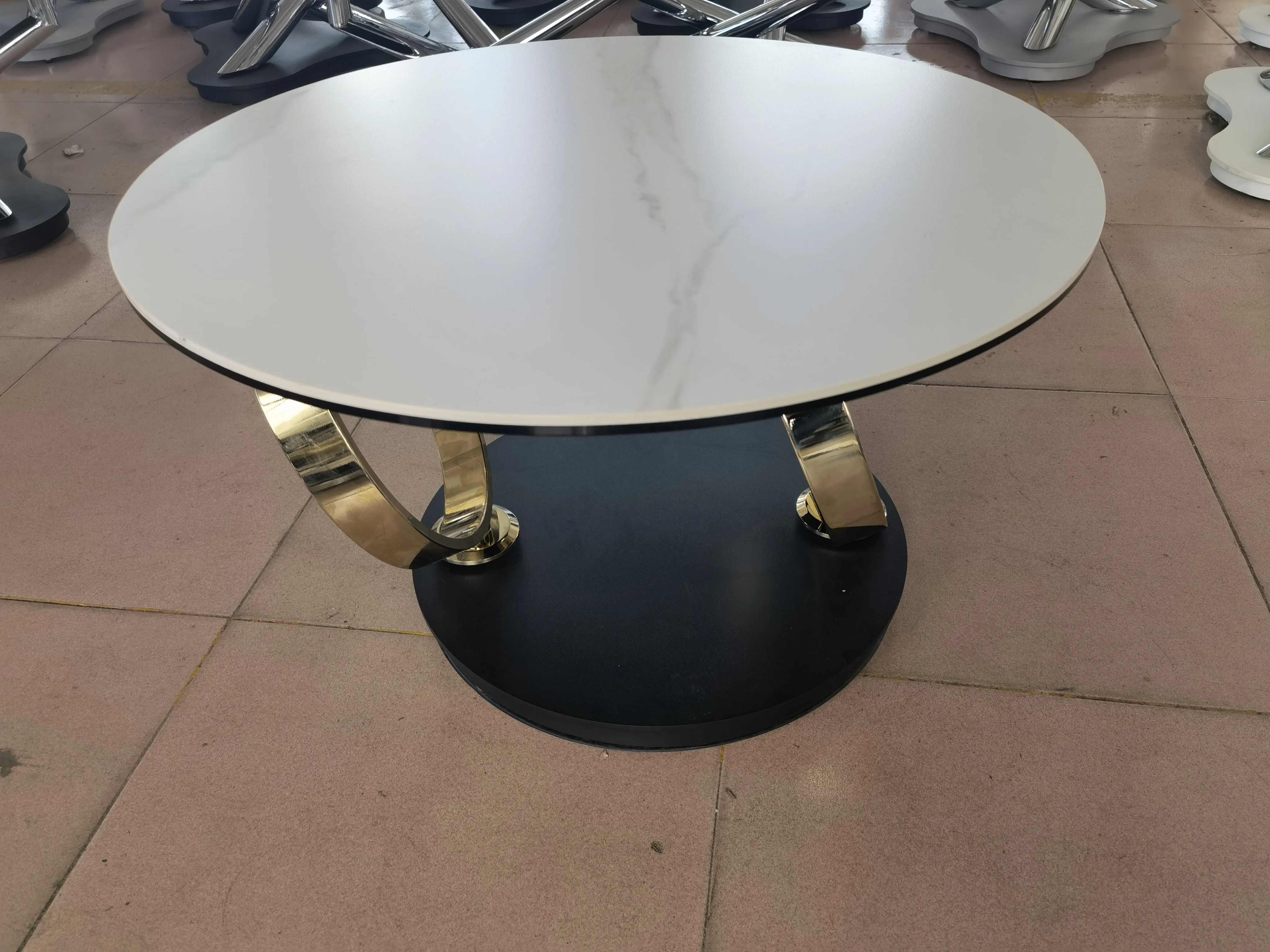 Best selling promotional swivel round glass top chromed silver ring coffee table rotary