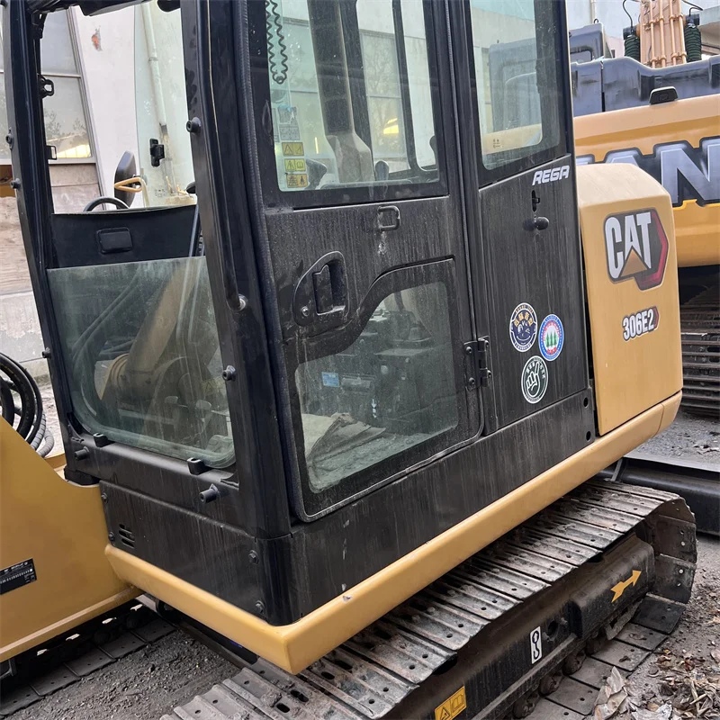 Гусеничный мини-экскаватор японского производства Caterpillar 306E2/306 с оригинальным комплектом трубопроводов и держателем для большого пальца