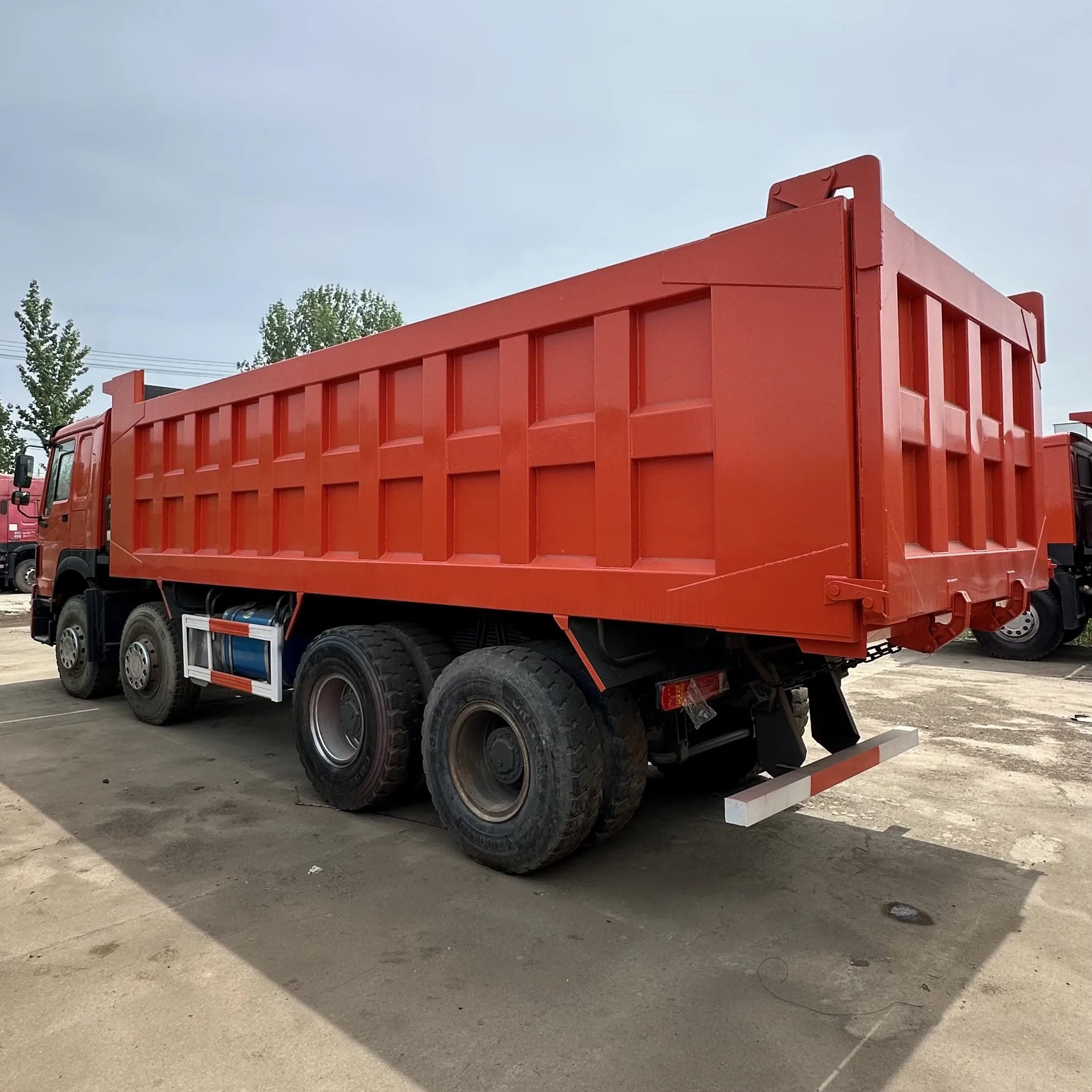 High Quality 8x4 Dump Trucks 375hp Factory Direct Tractor Trucks