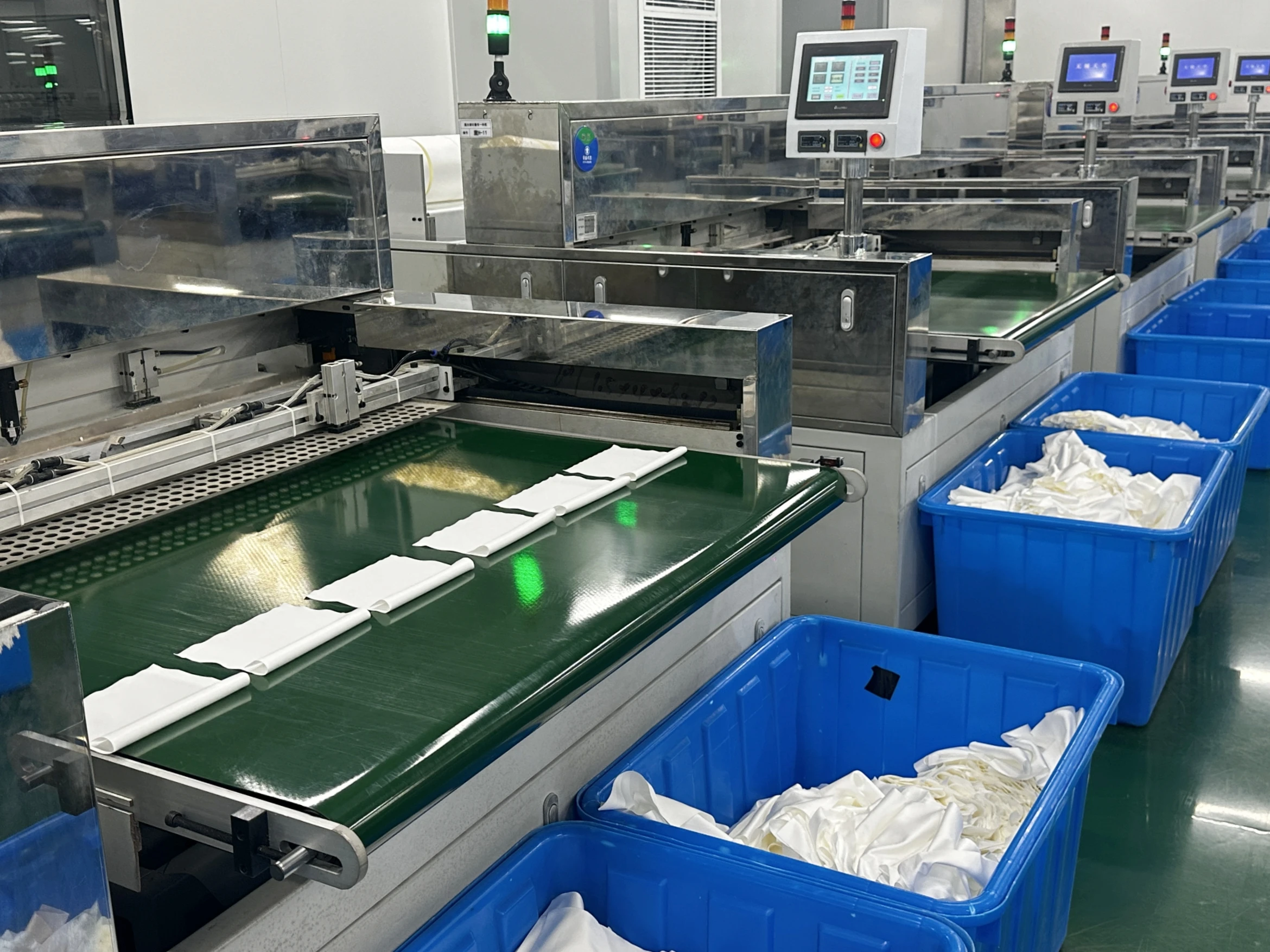 Hot Selling ISO 100% Polyester Professional Cleanroom Wiping Cloth Soft Cleanroom Wipers for Lab General Cleaning