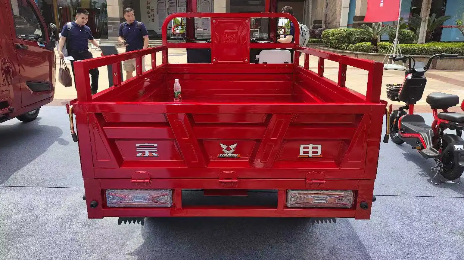 High Quality  Gasoline Tricycle Custom Logo Cargo Tricycle For Adults Cab Gasoline Trade