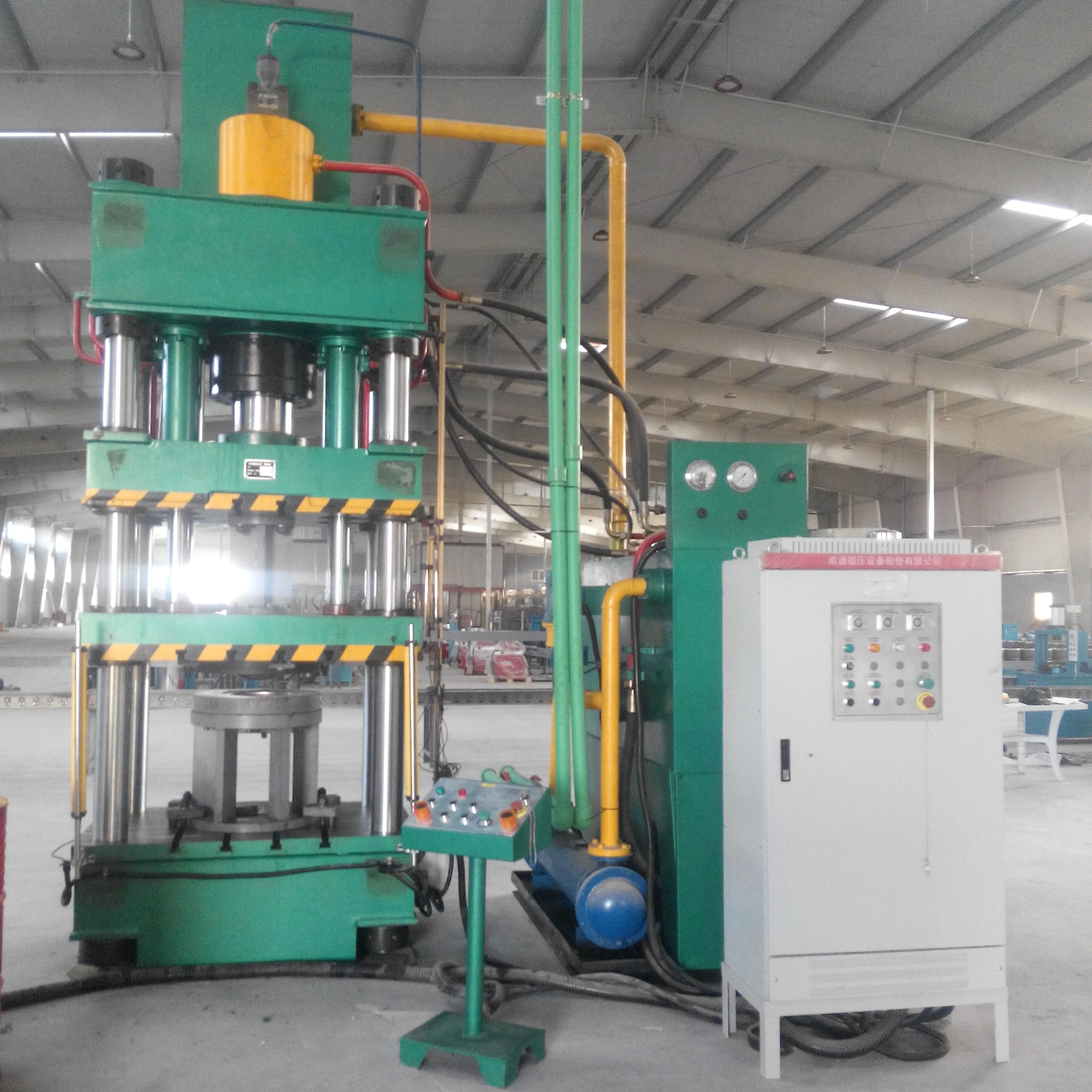 Автоматическая машина для глубокого вытягивания газовых баллонов сжиженного нефтяного газа