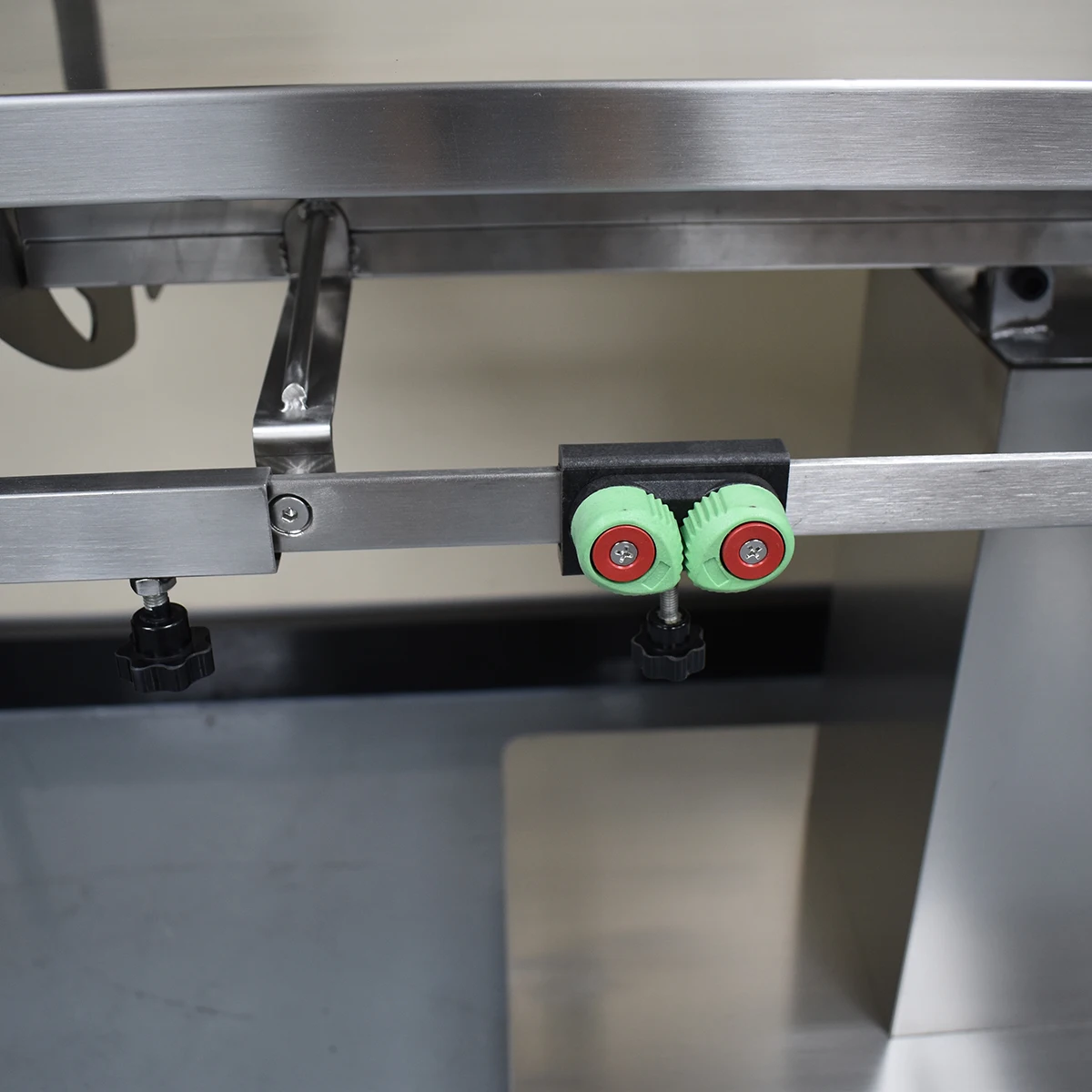 multifunctional V type animal operating table, 304 stainless steel pet operating table MSLDWL15