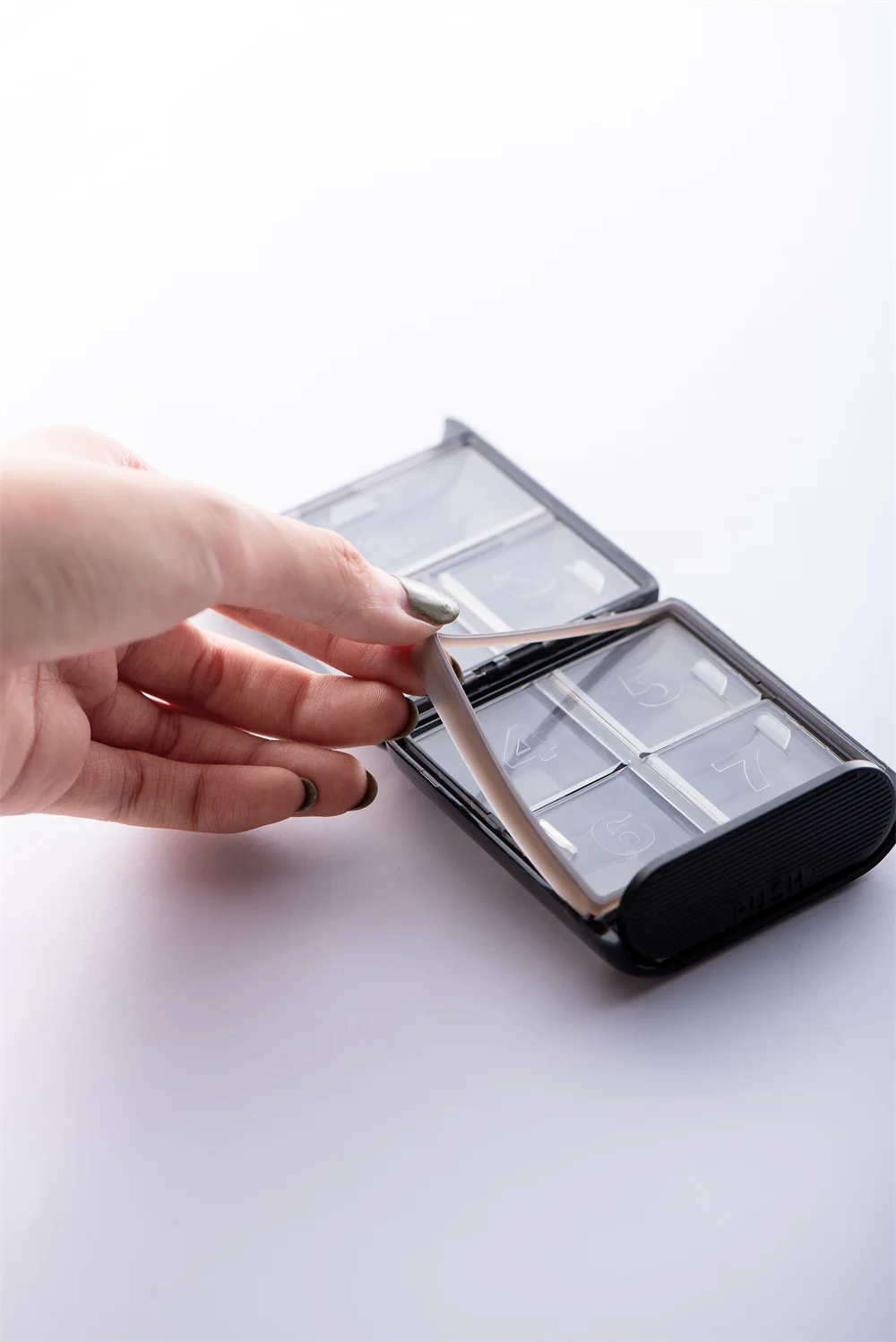 Pinmoo новый дизайн, квадратная портативная пластиковая коробка для таблеток, мини-диспенсер для таблеток, коробка, органайзер