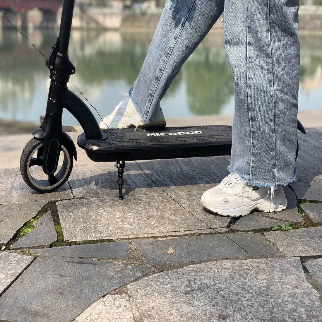 Двухколесный электрический скутер с максимальной грузоподъемностью 100 кг диапазоном до 4-6 часов и скоростью 20 км/ч