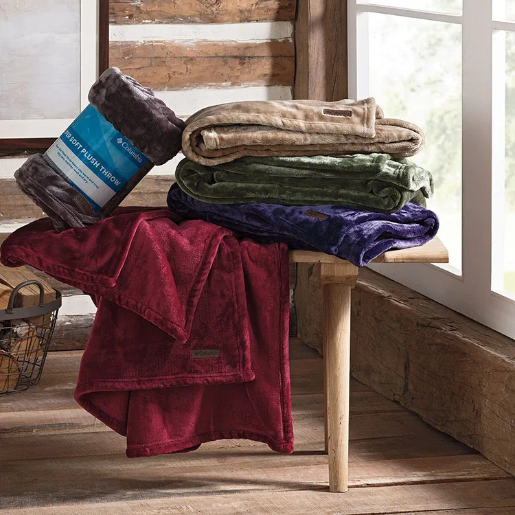 100% Polyester Super Soft  Warm and Cozy  Fleece Blanket  with rolling packing