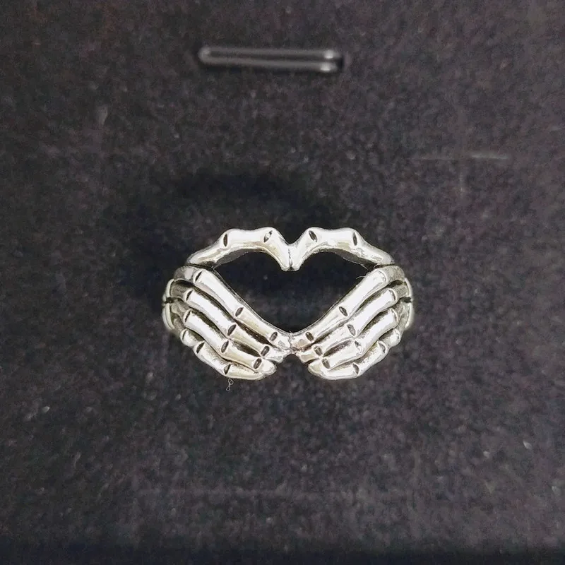 Retro skull hand with heart-shaped ring creative couple stainless steel personality punk hip hop men and women party ringjewelry