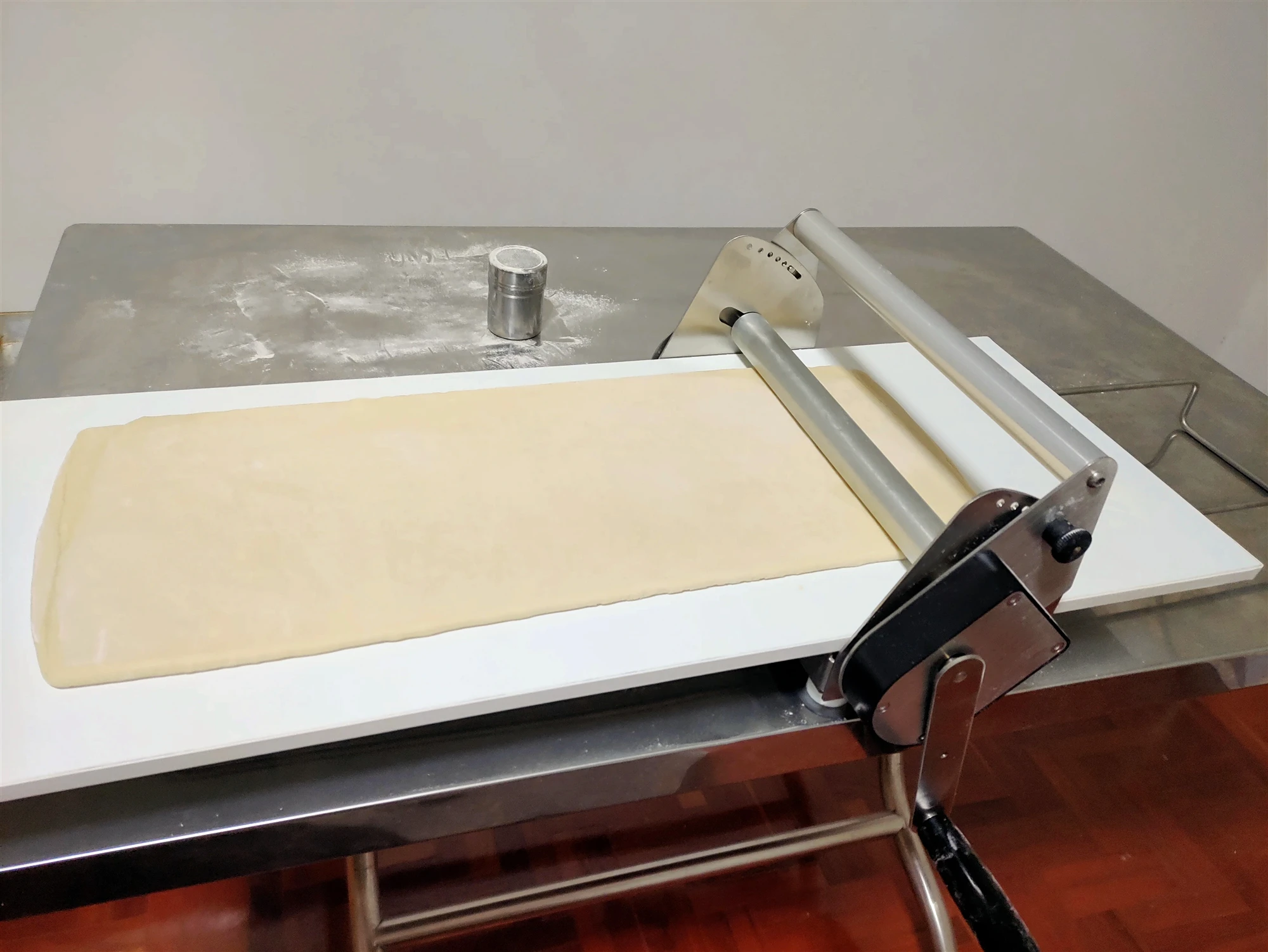 A Mini pastry portable small table top hand manual pizza dough sheeter roller shelter press flattener shetter laminator machine