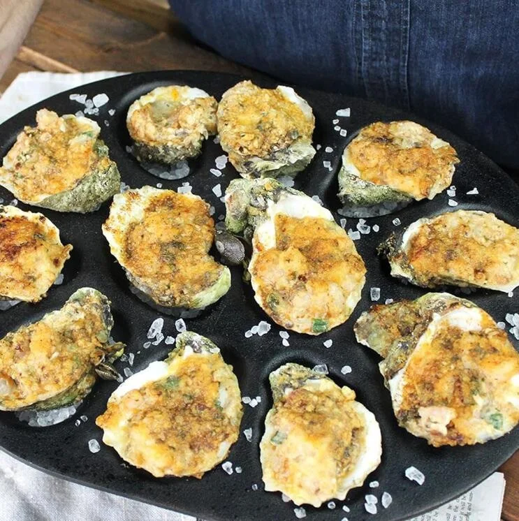 Hot Selling 12 Hole Oil Plant Coated Cast Iron Nonstick Baking Pan Bake Ware Cookware Oyester Pan With Handle