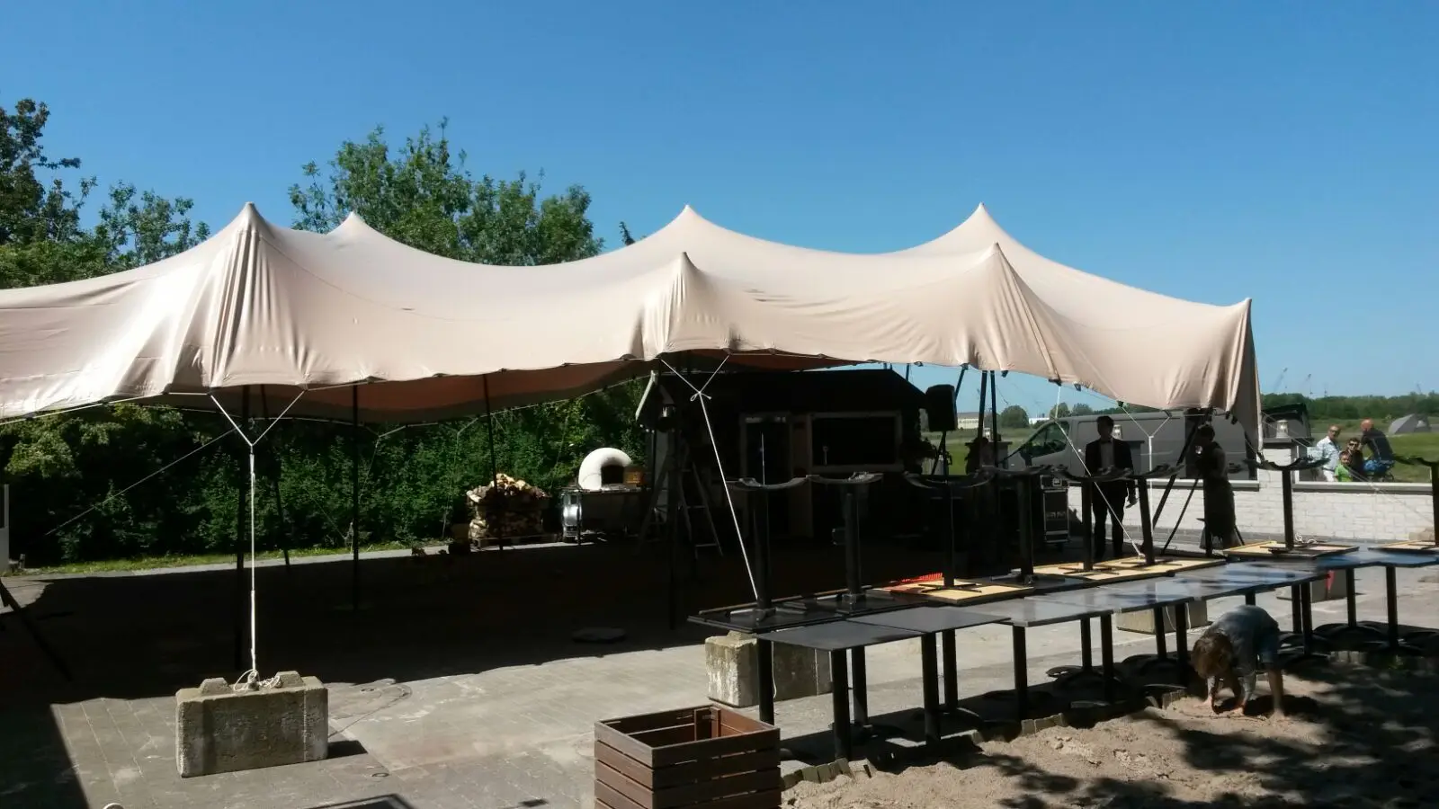 100% водонепроницаемая растягивающаяся палатка песочного цвета используемая для разделения свадьбы