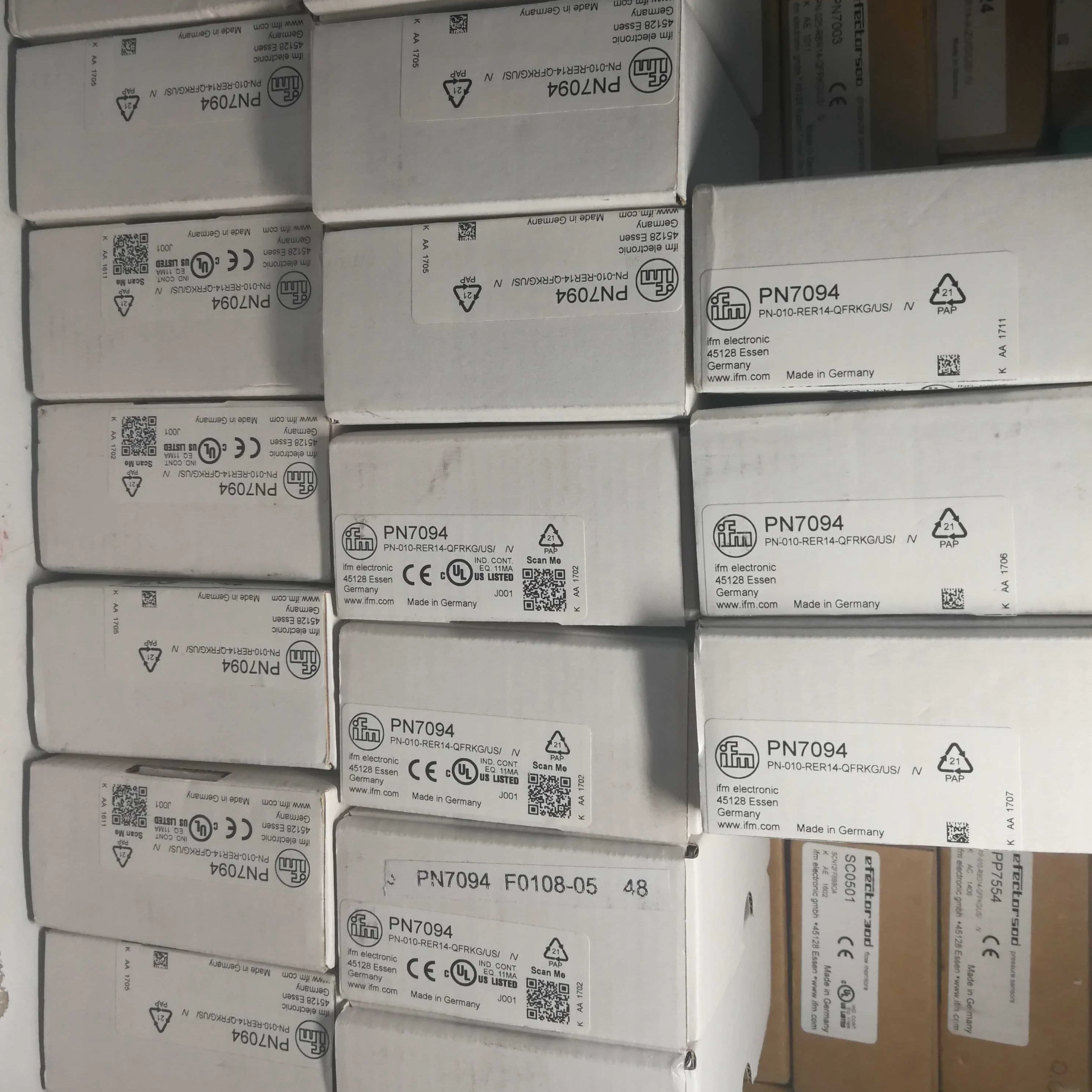 
PN7093 PN7092 PN7094 PN7096 PN7071 IFM Pressure sensor with display PN-025-RER14-QFRKG/US/ /V 