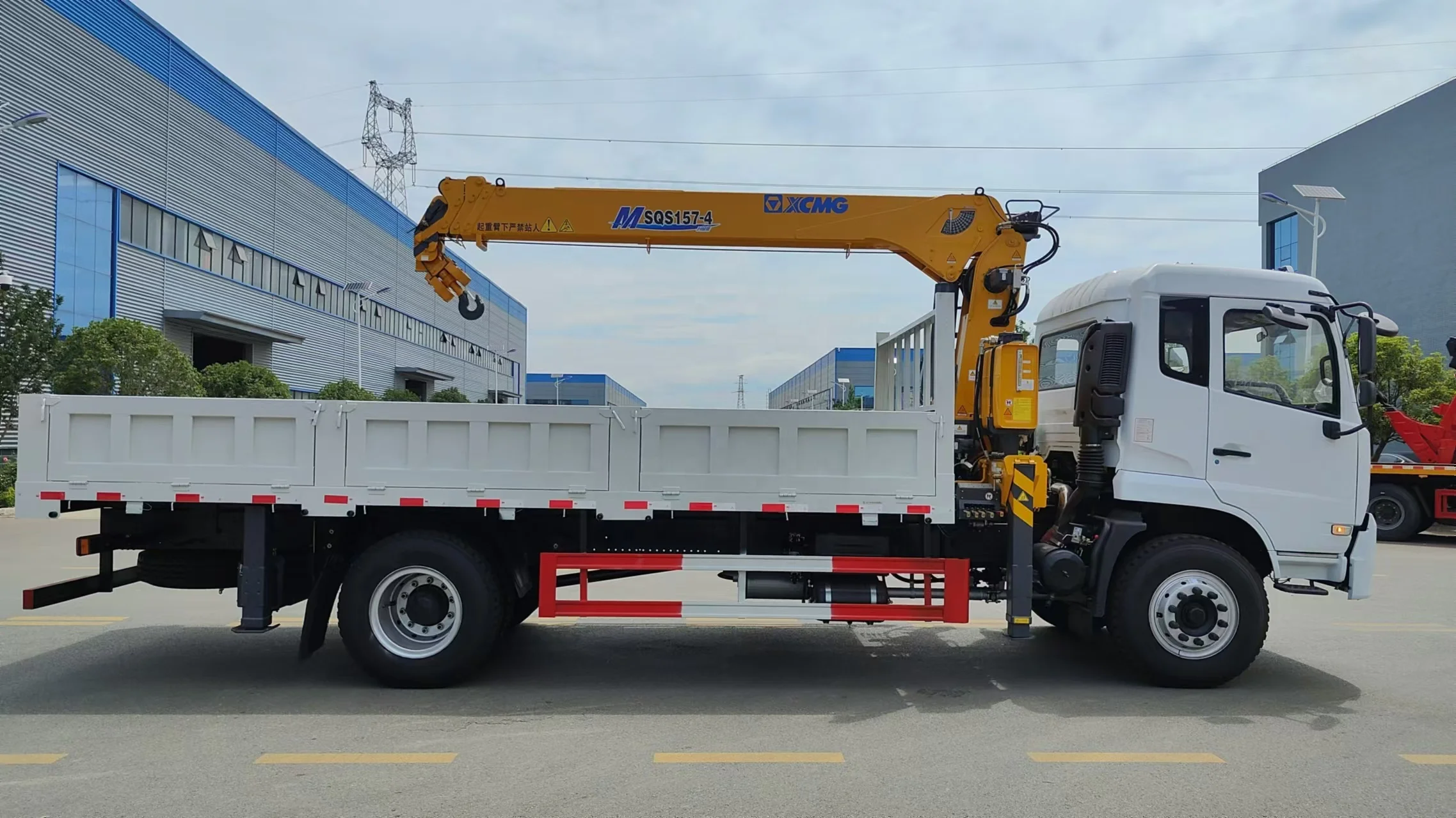 CLW 210HP Engine Truck Mounted with XCMG 6.3TON Lifting Crane 4x2 LHD Crane Truck for Stone & Garbage Lifting 15m Max Height