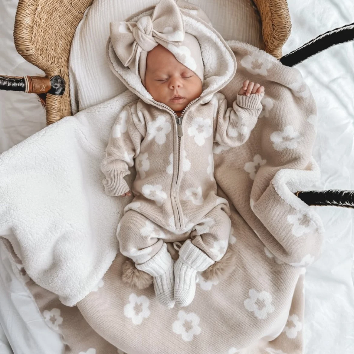 Fast Delivery Plush Blanket Double Side Fleece Casual Cover Throw Blanket Custom 100% Cotton Crochet Knitted Baby Sherpa Blanket