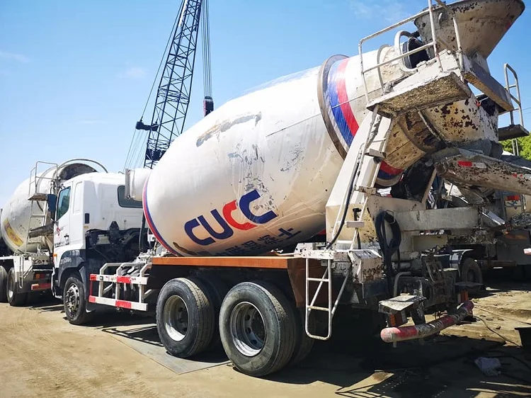 Б/у Бетономешалка HINO хорошего качества и со значительным