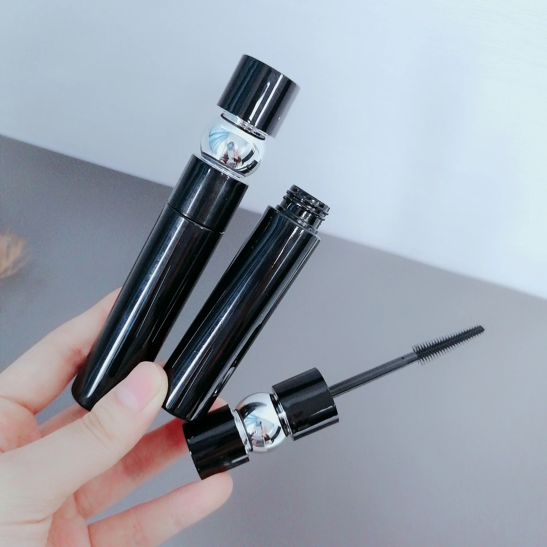 Hot sale new custom lip gloss tubes famous brand cosmetics packaging containers round black eyelash tube empty mascara tubes