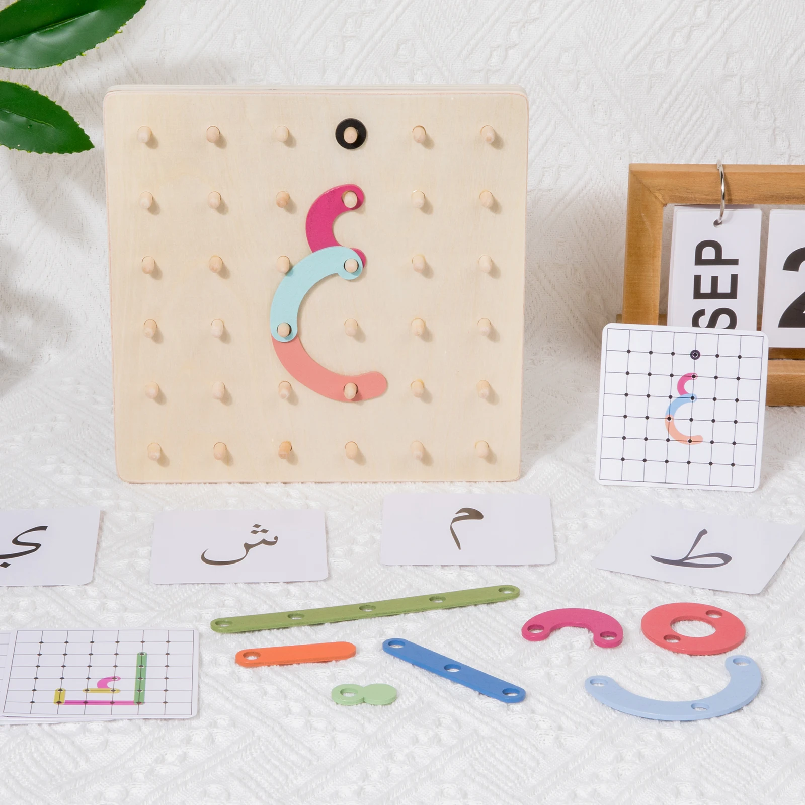 Arabic Letters Early Educational Toy Build a Letter on Wooden Geoboard with Arabic Alphabet and Numerals