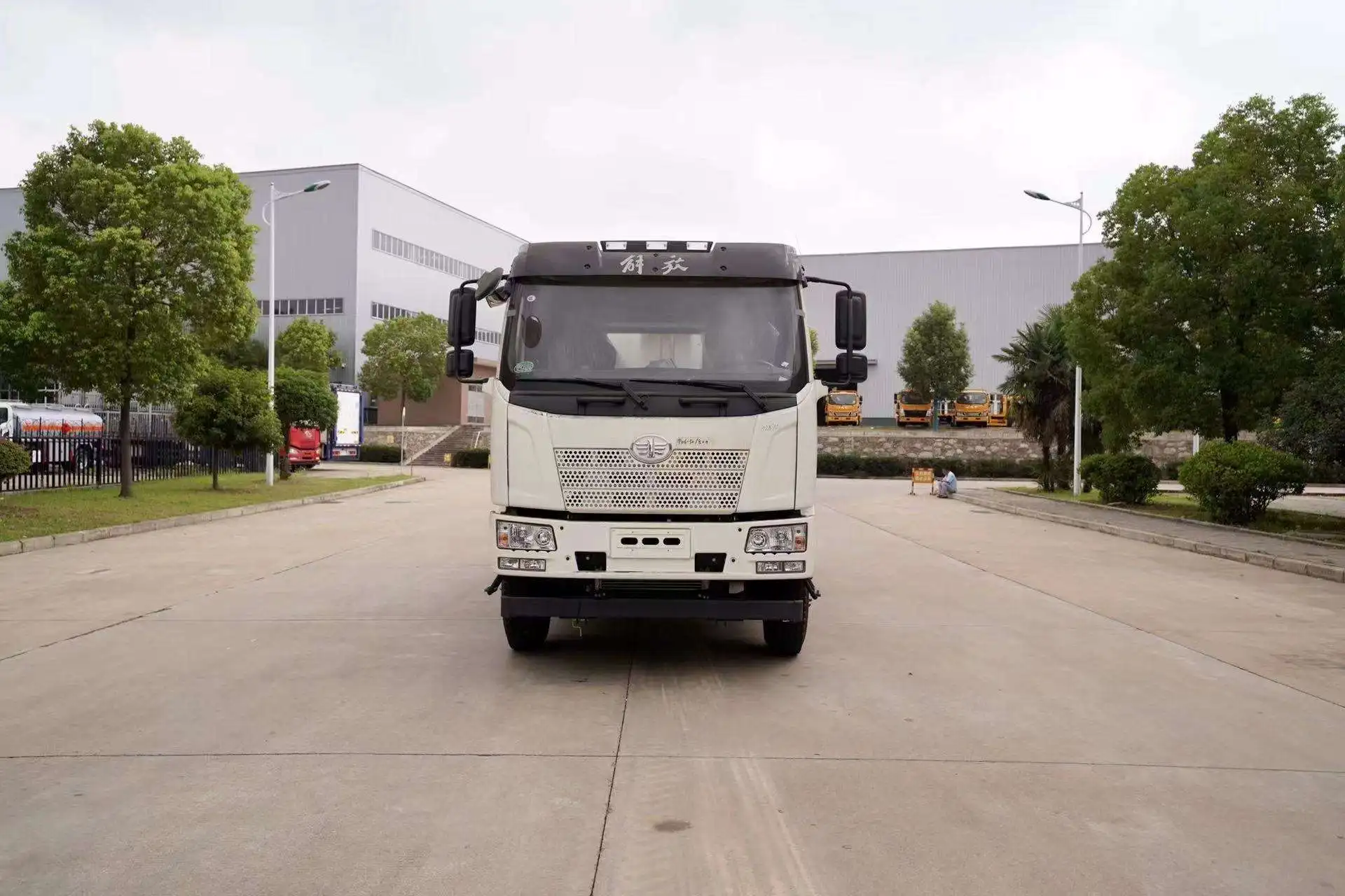 China sale brand new small asphalt distributor truck 4*2 asphalt spreader truck for sale