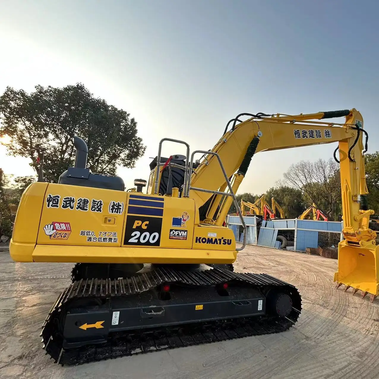 90% new 20 Ton Used Komatsu PC200 hydraulic excavator with low price