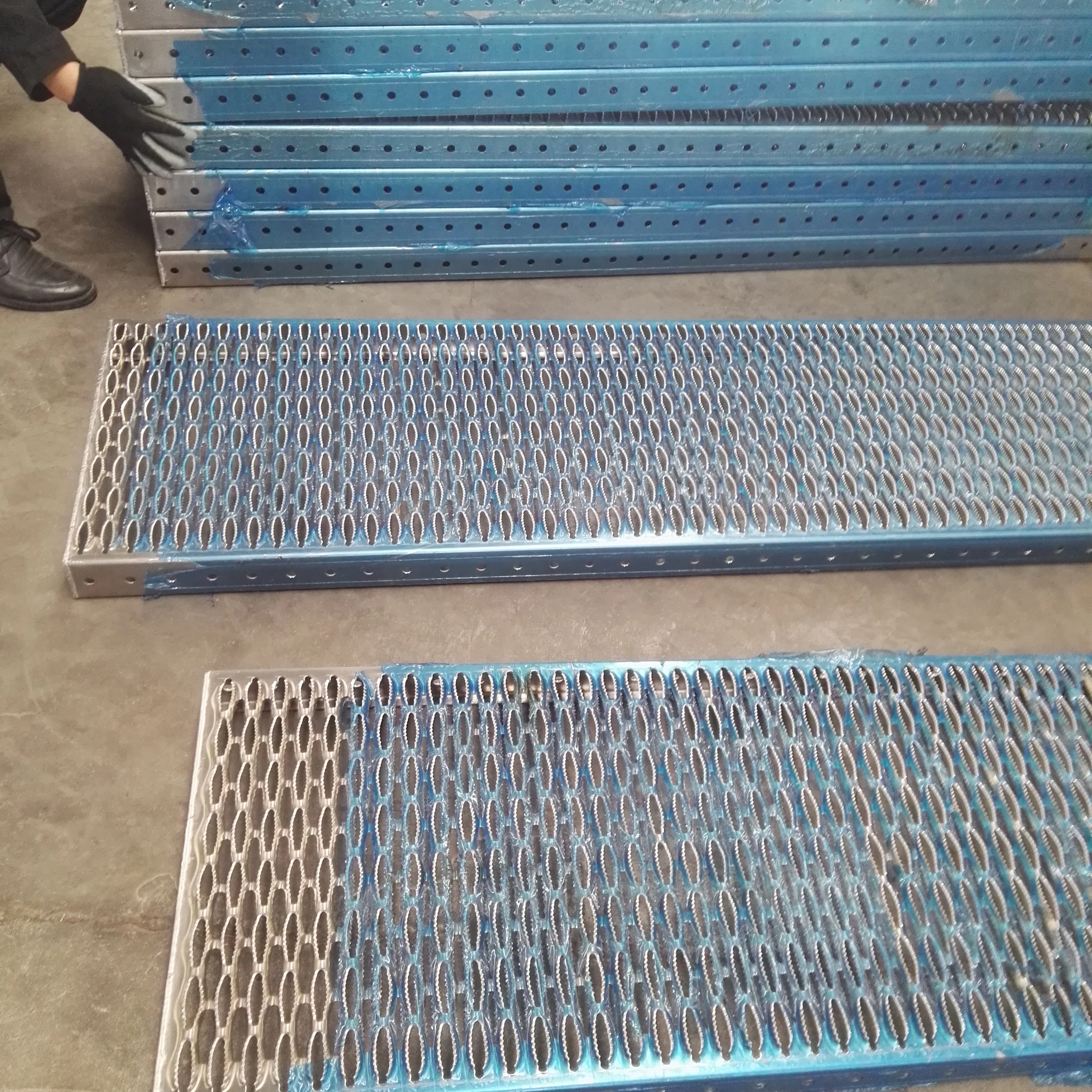 Factory price crocodile mouth anti slip metal perforated sheet aluminum walkway grating