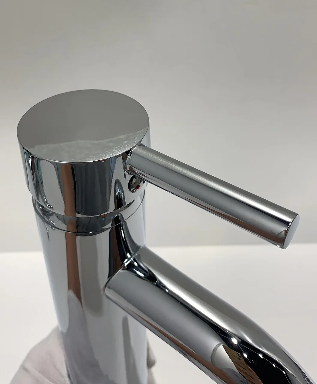 Brass Hot Cold Water Bathroom Tap Deck Mounted Chrome Basin Faucet Single Handle Basin Mixer Taps Plastic Modern Contemporary