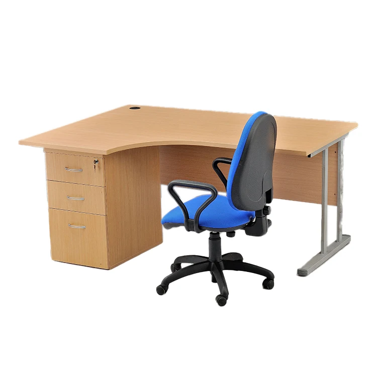 Эргономичный вращающийся стул и L-образный офисный стол для дома