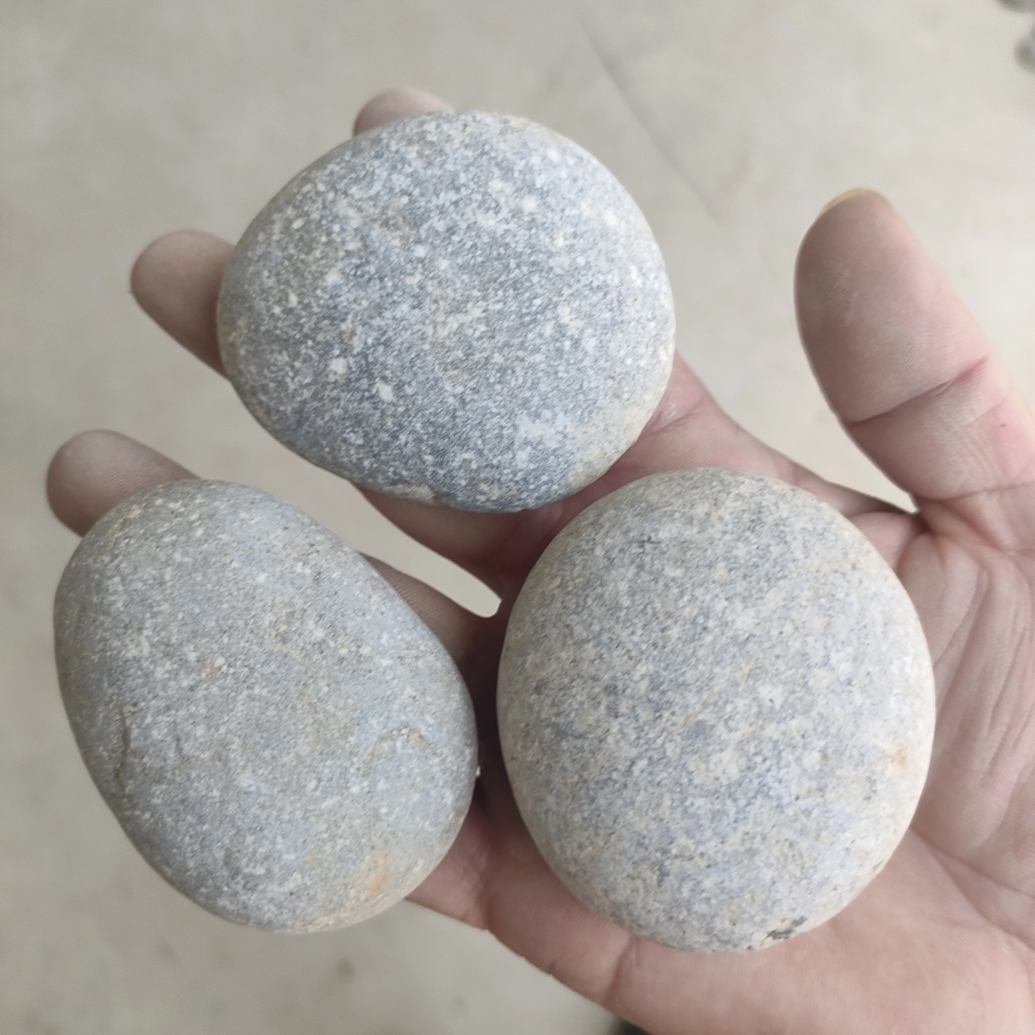 natural Multiple sizes round river stones grey pebbles decorative stones and cobble pebbles for building material