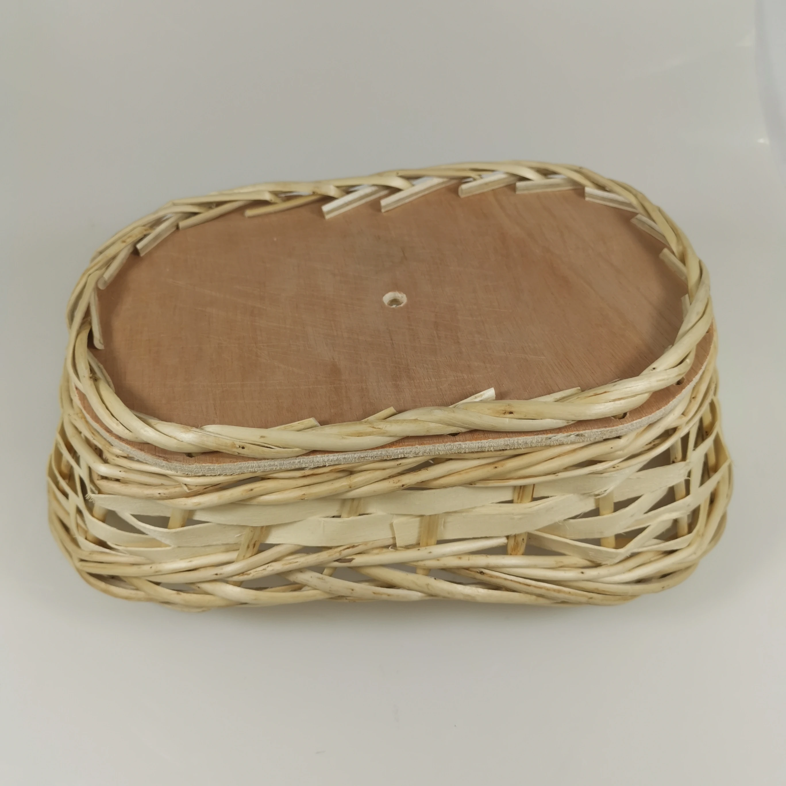 China Manufacturer Boat  Shape Willow Material Wicker Fruit Basket with Wood Base