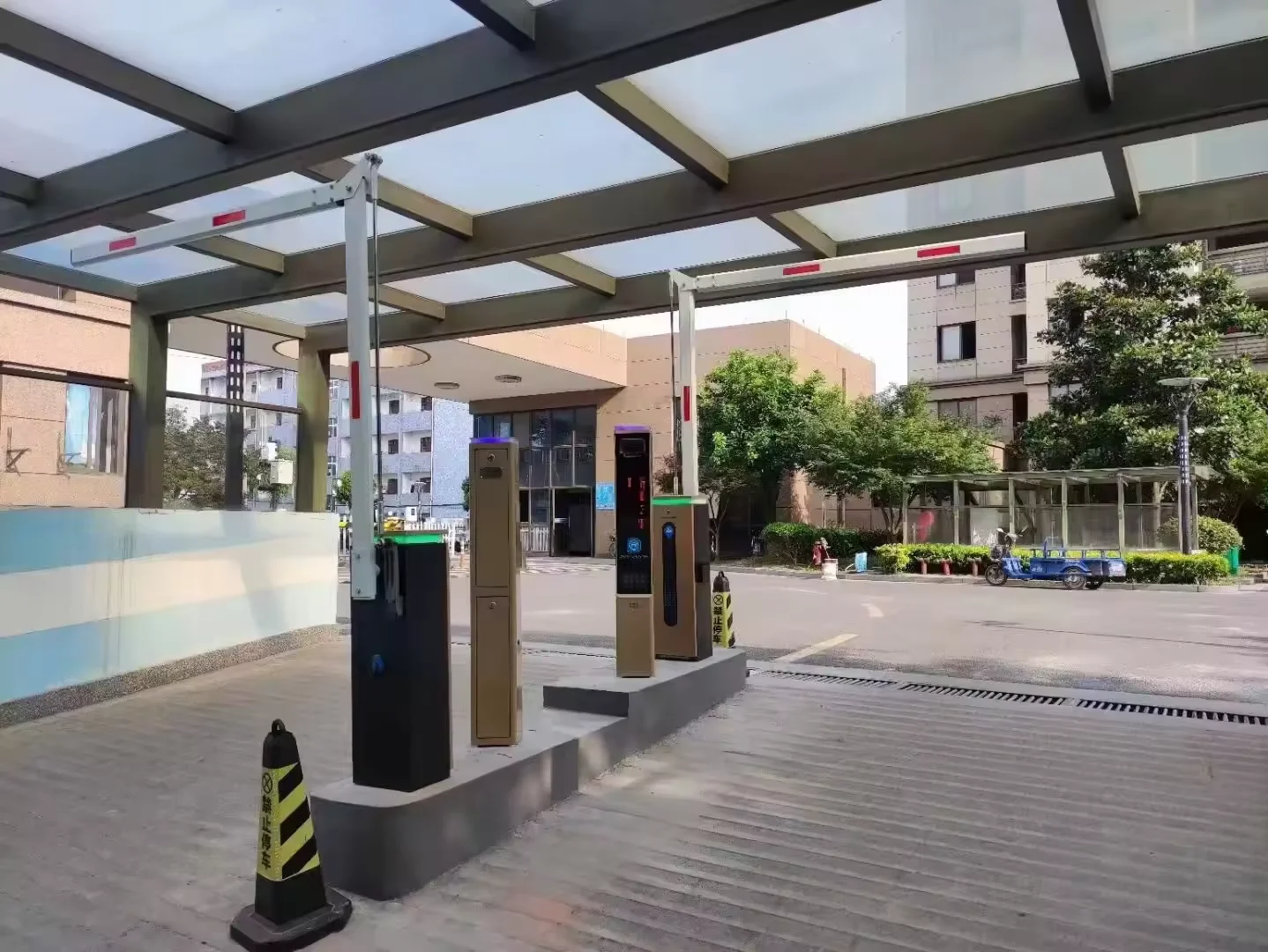 TP Barrier Gate Hot Sale Speed Adjustable Parking Lot Gate Barrier 24V DC Brushless Motor Automatic Boom Barrier Gate