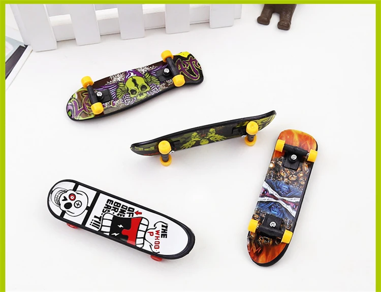 
Classical toys finger skateboard desktop toy scooter fingertip sports scooter desktop toys children gifts 