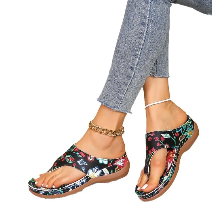 Wholesale New Clip Toe Leisure Large Size Shoes Women Outside Wear Wedge Heels Flat Beach Sandals