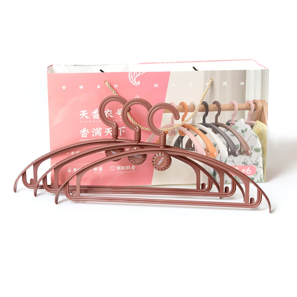 Hot Sale Newly Designed Eco-friendly Non Slip Plastic Clothes Hangers With Fragrance Aromatherapy Hanger For Home decor