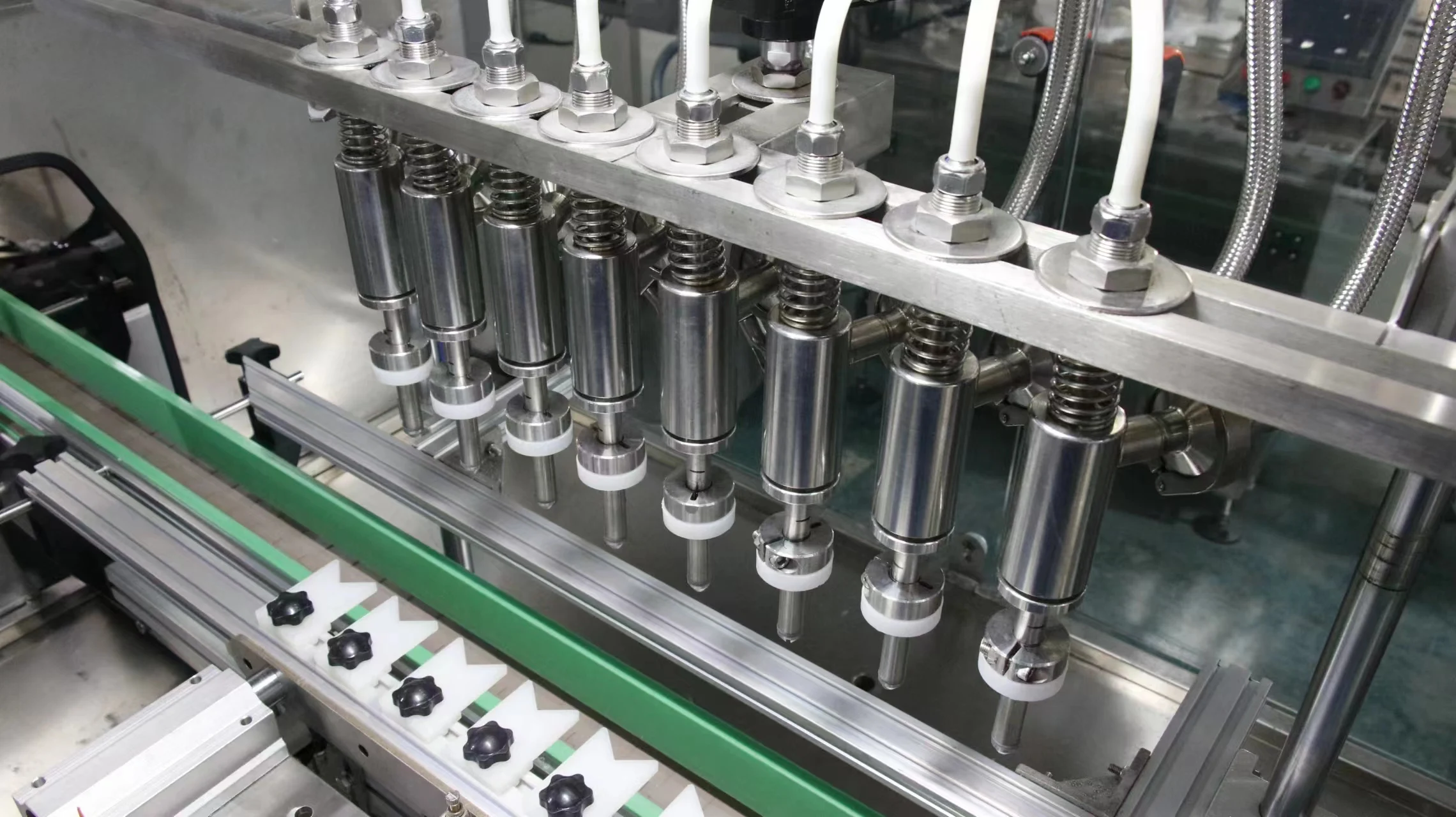 High Accuracy liquid filling machine Automatic negative pressure filling machine for soda beer wine