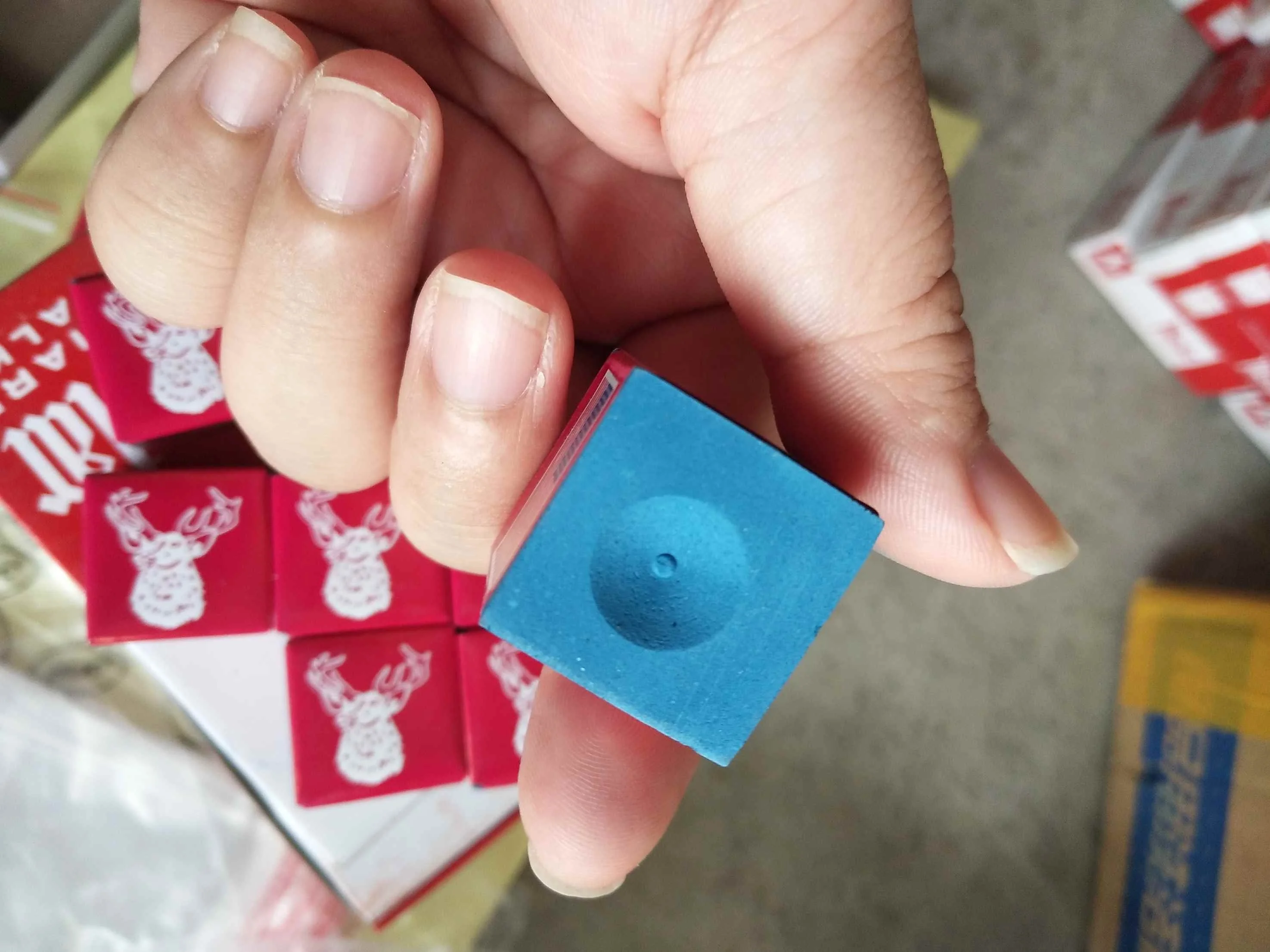 144 Pieces Per Box Snooker Billiard Pool Cue Triangle Chalk for Sale