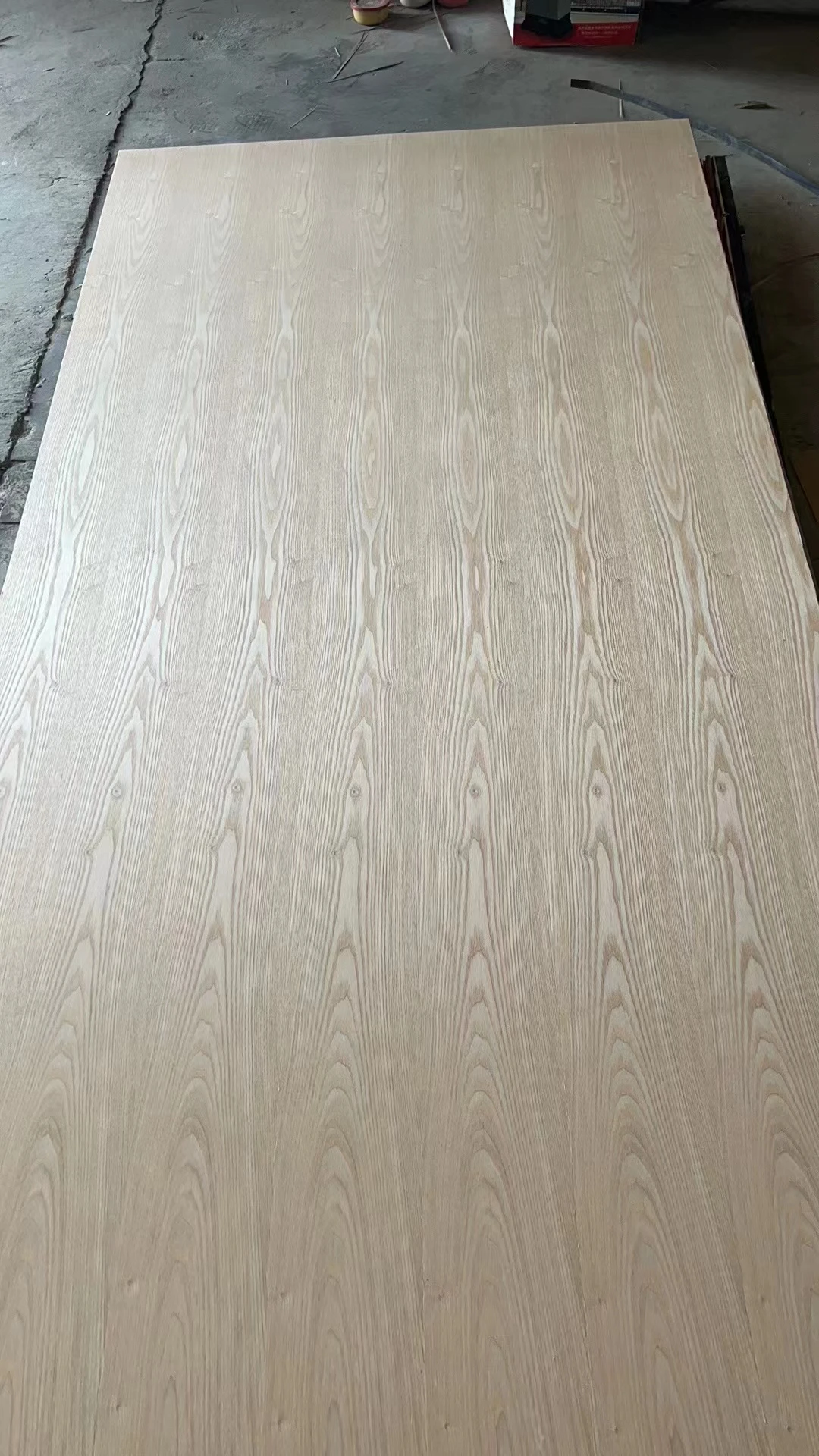 Plywood with oak veneer prefinished red oak