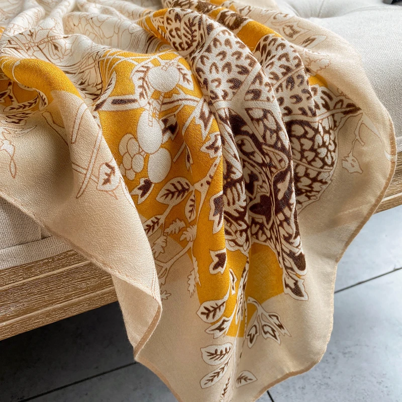 2022 Fashion New Ladies Beige Flower Printed Square Scarf Bandanas Shawls Women Simple Style Soft Cotton Head Wraps Square Scarf