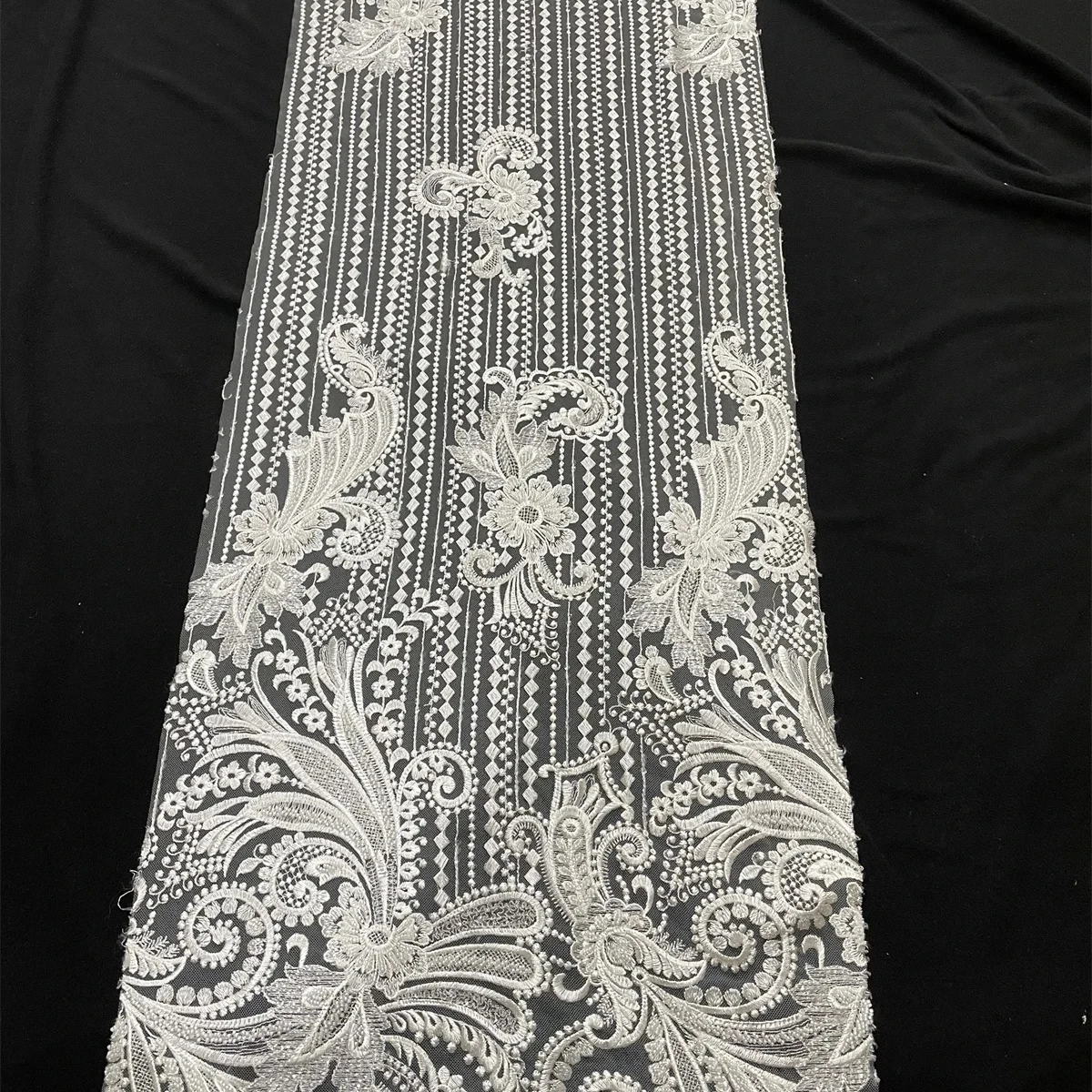 Wholesale Bridal Embroidery Tulle Mesh Luxury Fabrics with Sequins and Beads Embroidery Lace Fabric for Women dress garment